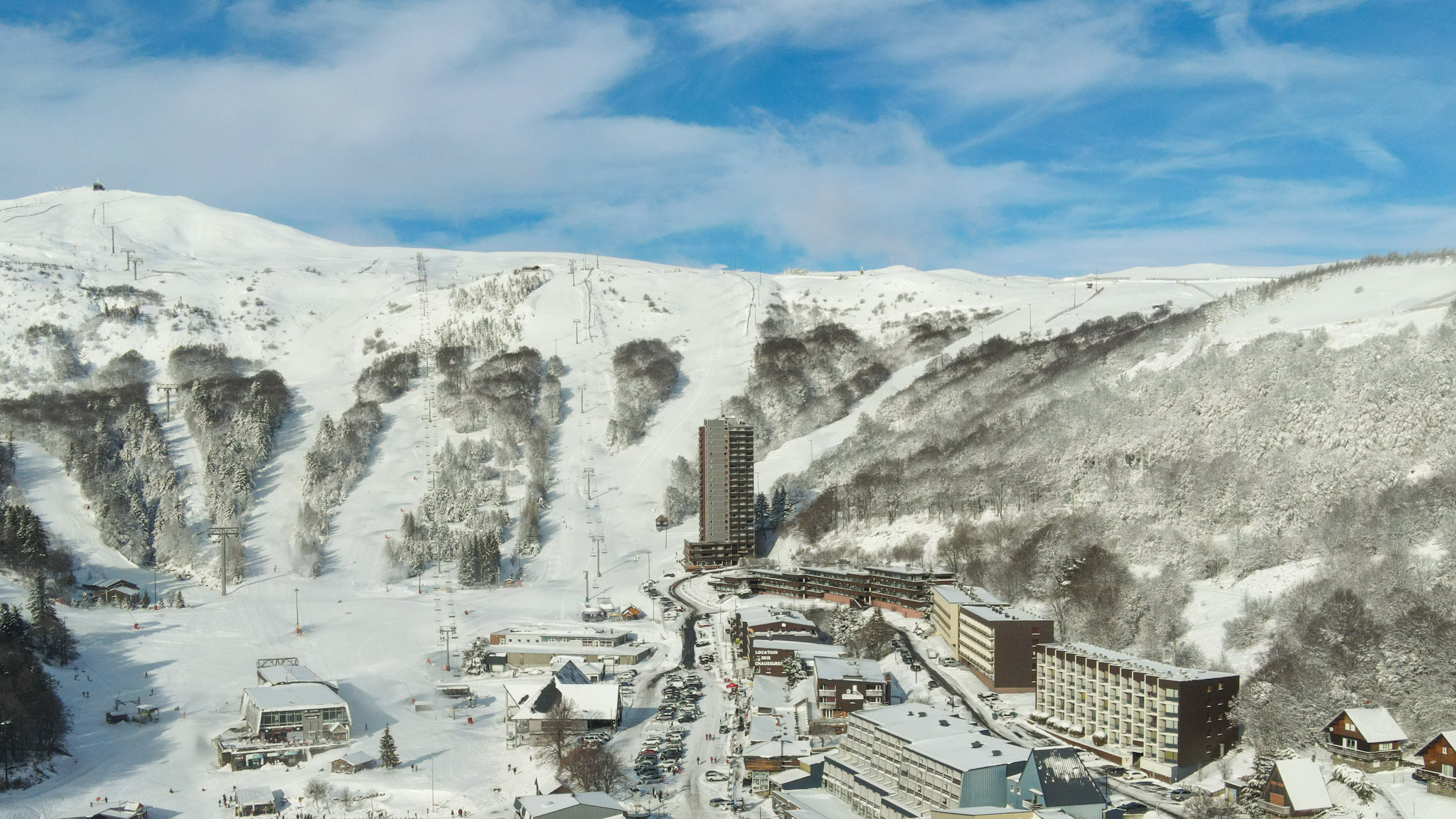 Super Besse - Centre Ville Enneigé, un Tableau d'Hiver Magique