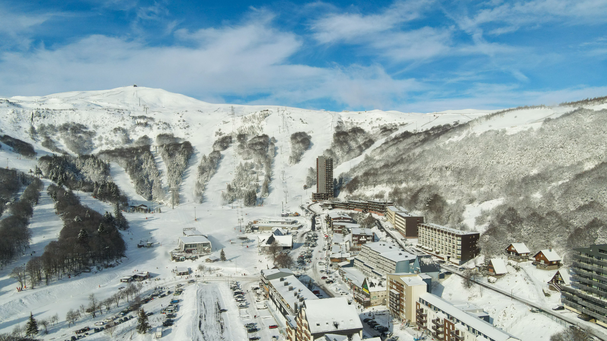 Super Besse - Téléphérique de la Perdrix Enneigé, Un Symbole d'Hiver