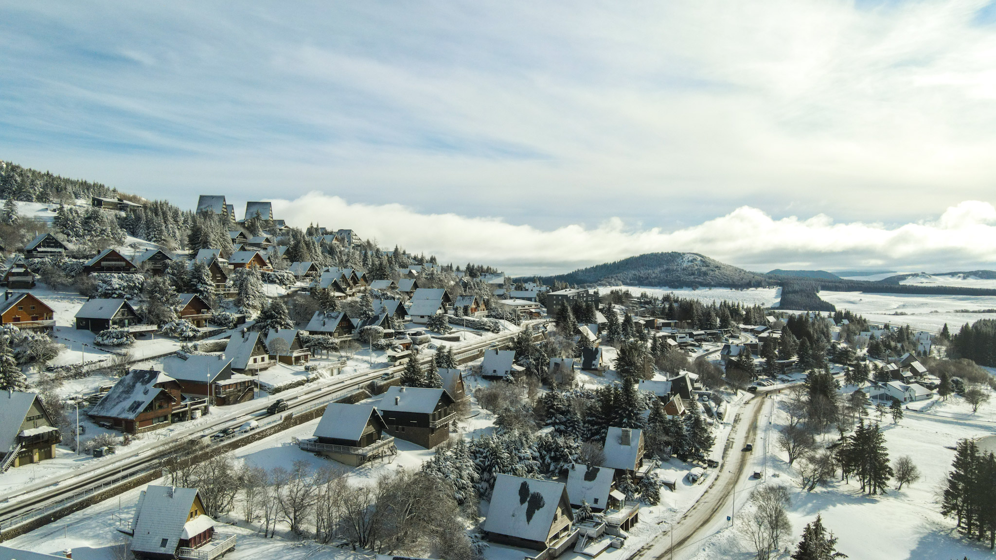 Super Besse - Village de Chalets Enneigé, Vue Aérienne Féerique