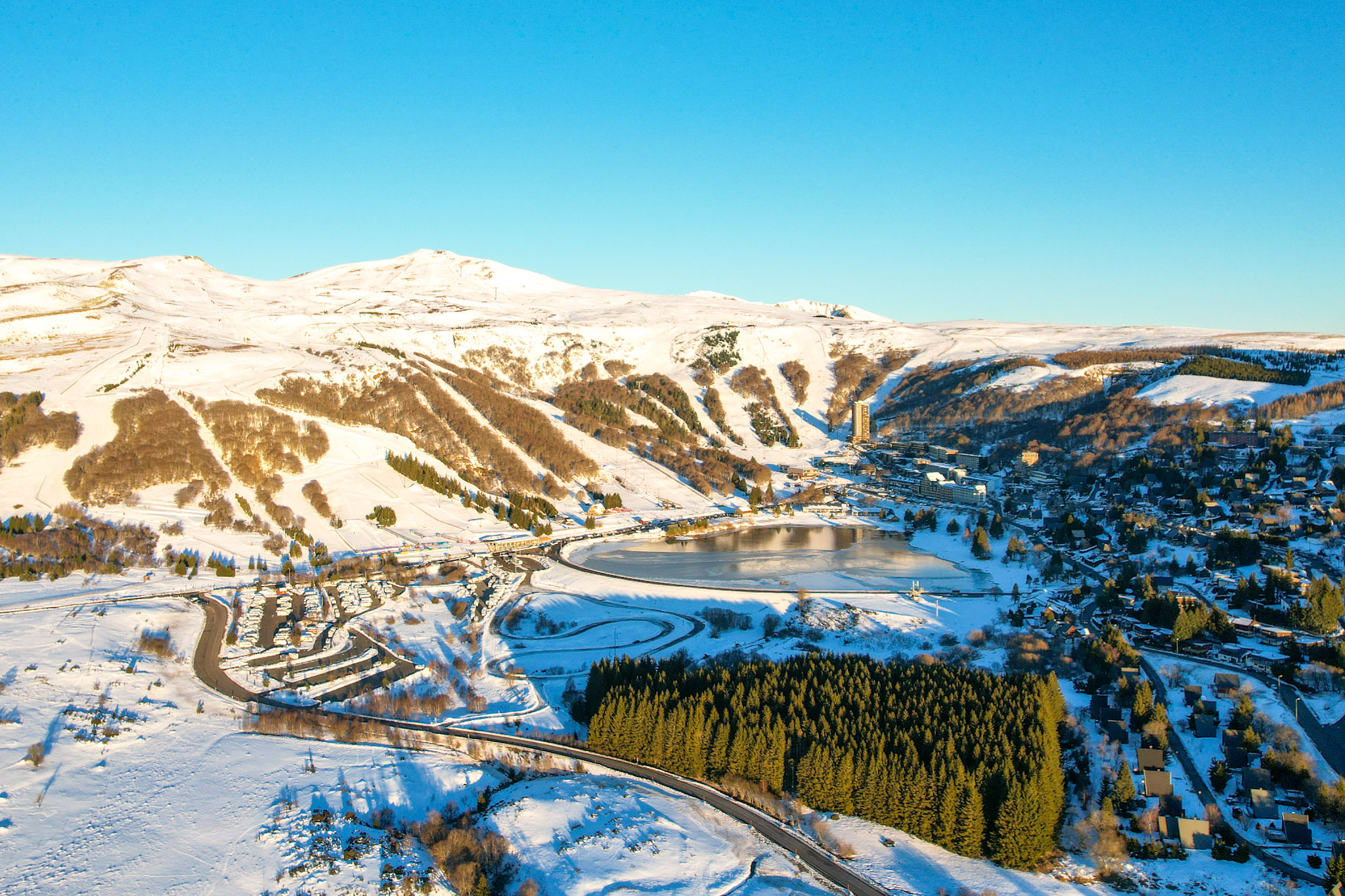 Super Besse : Station de Ski, Aire de Camping-Car et Lac des Hermines sous la Neige, Paysage d'Hiver Enchanté