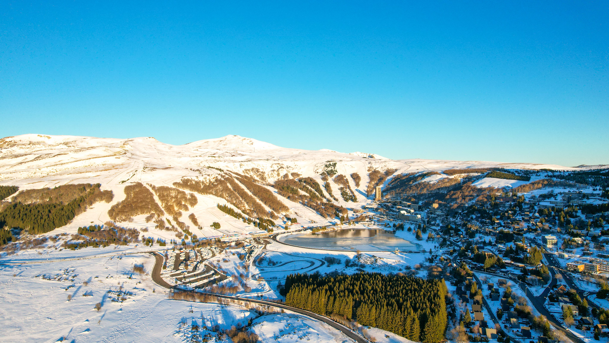 Super Besse : Féerie Hivernale sur l'Aire de Camping-Car et le Lac des Hermines