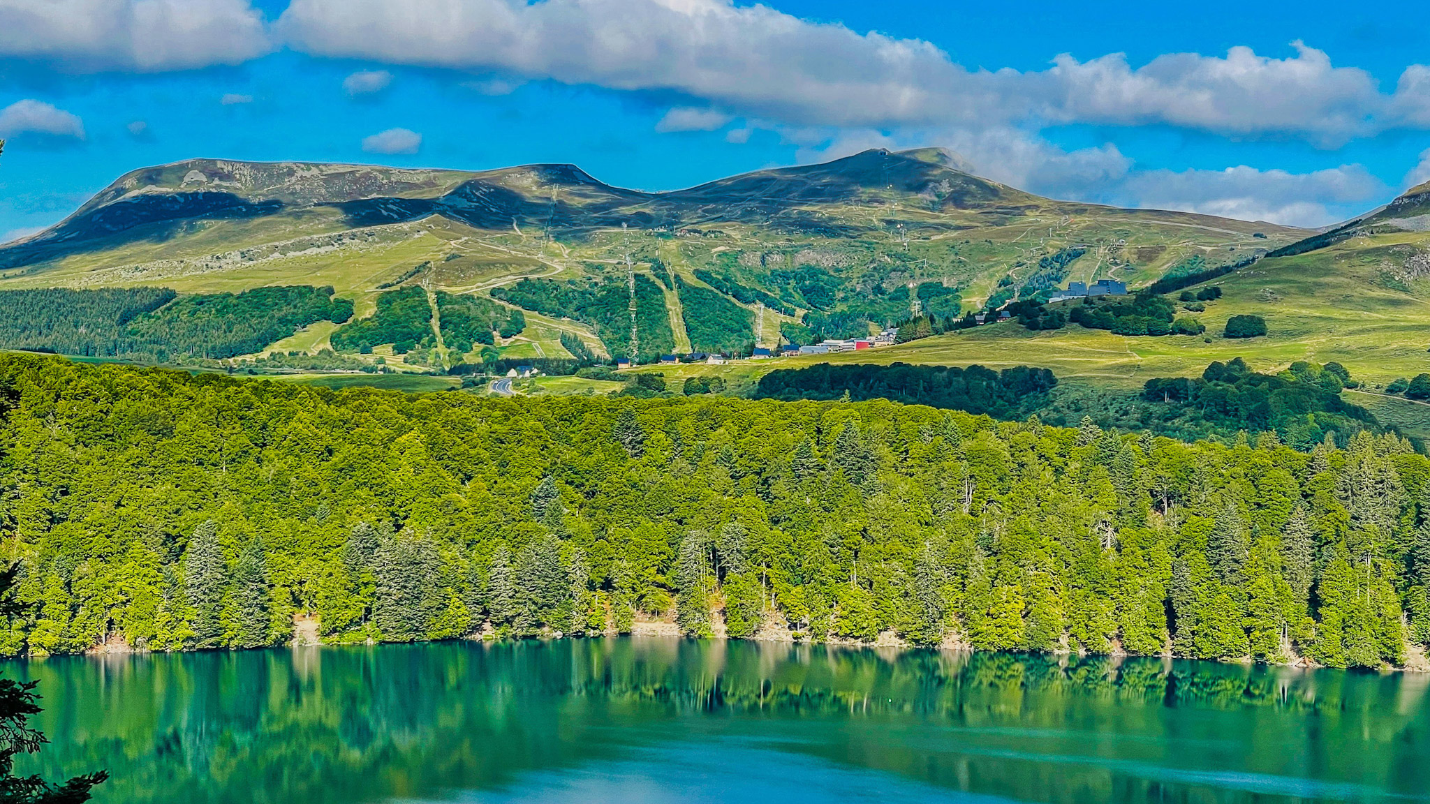 Lac Pavin : Panorama Dantesque - Sancy, Super Besse, Puy du Paillaret et Perdrix