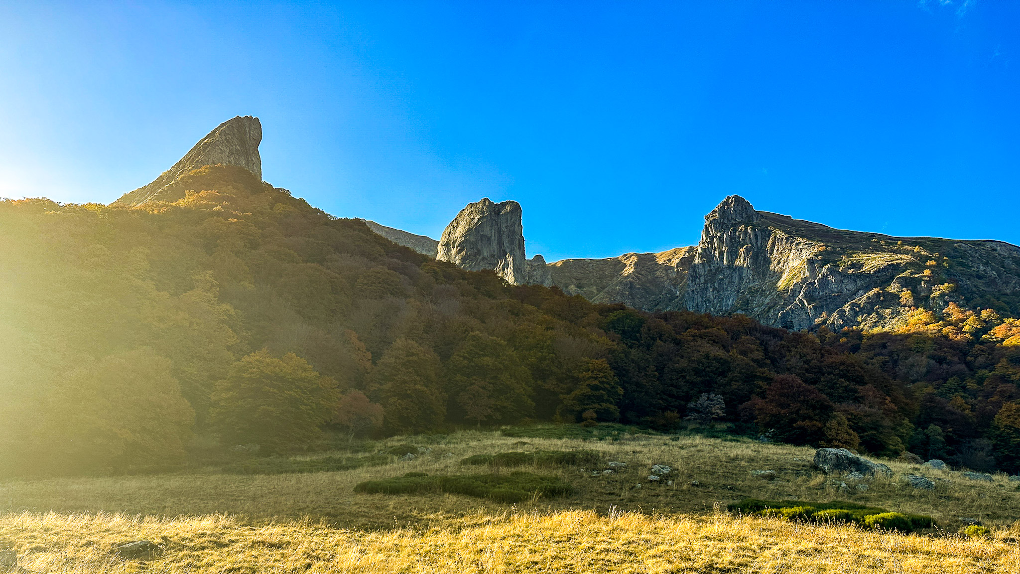 Réserve Naturelle Nationale de la Vallée de Chaudefour : Dent des Marsi et Crête de Coq, Sommets Iconiques