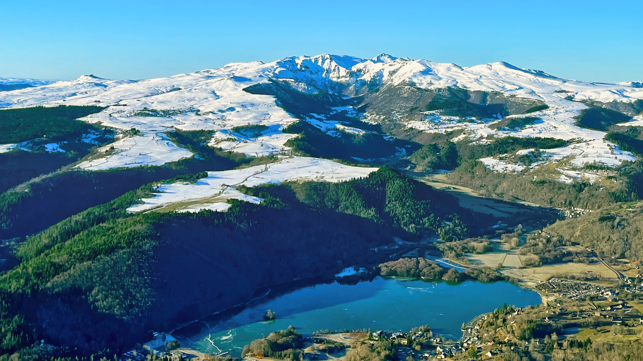 Découvrez le Puy Ferrand, dominant la Vallée de Chaudefour, le Puy du Chambourguet à Super Besse et le Lac Chambon.