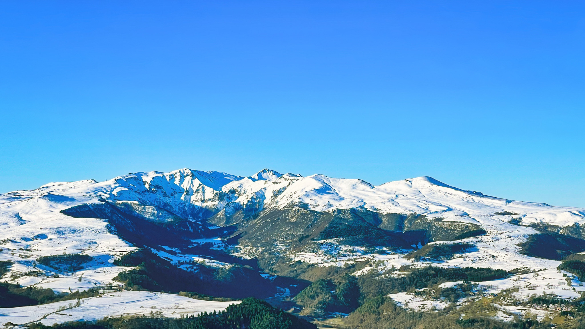 Vue imprenable sur la Vallée de Chaudefour depuis le Lac Chambon.