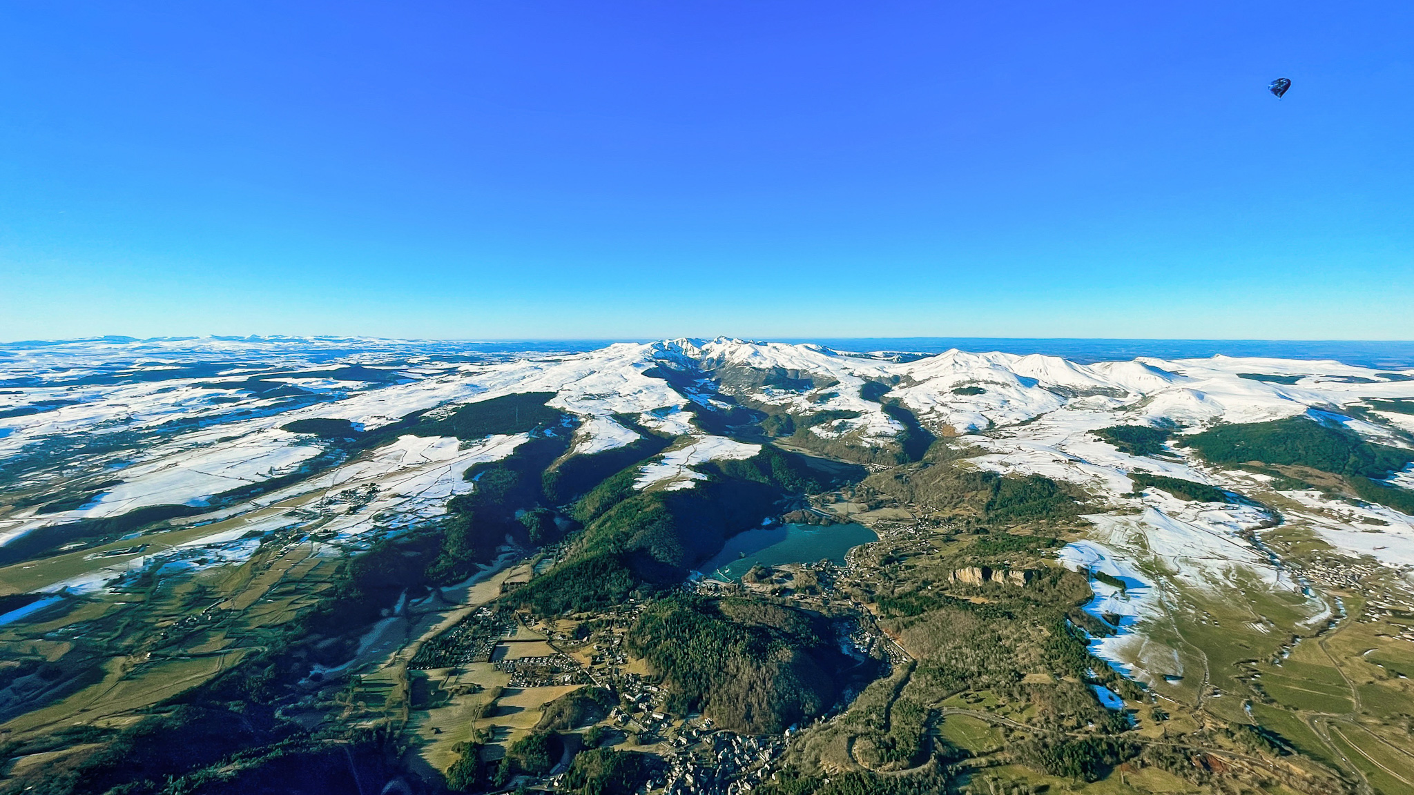 Survolez en montgolfière le Lac Chambon et la Vallée de Chaudefour pour un panorama époustouflant.