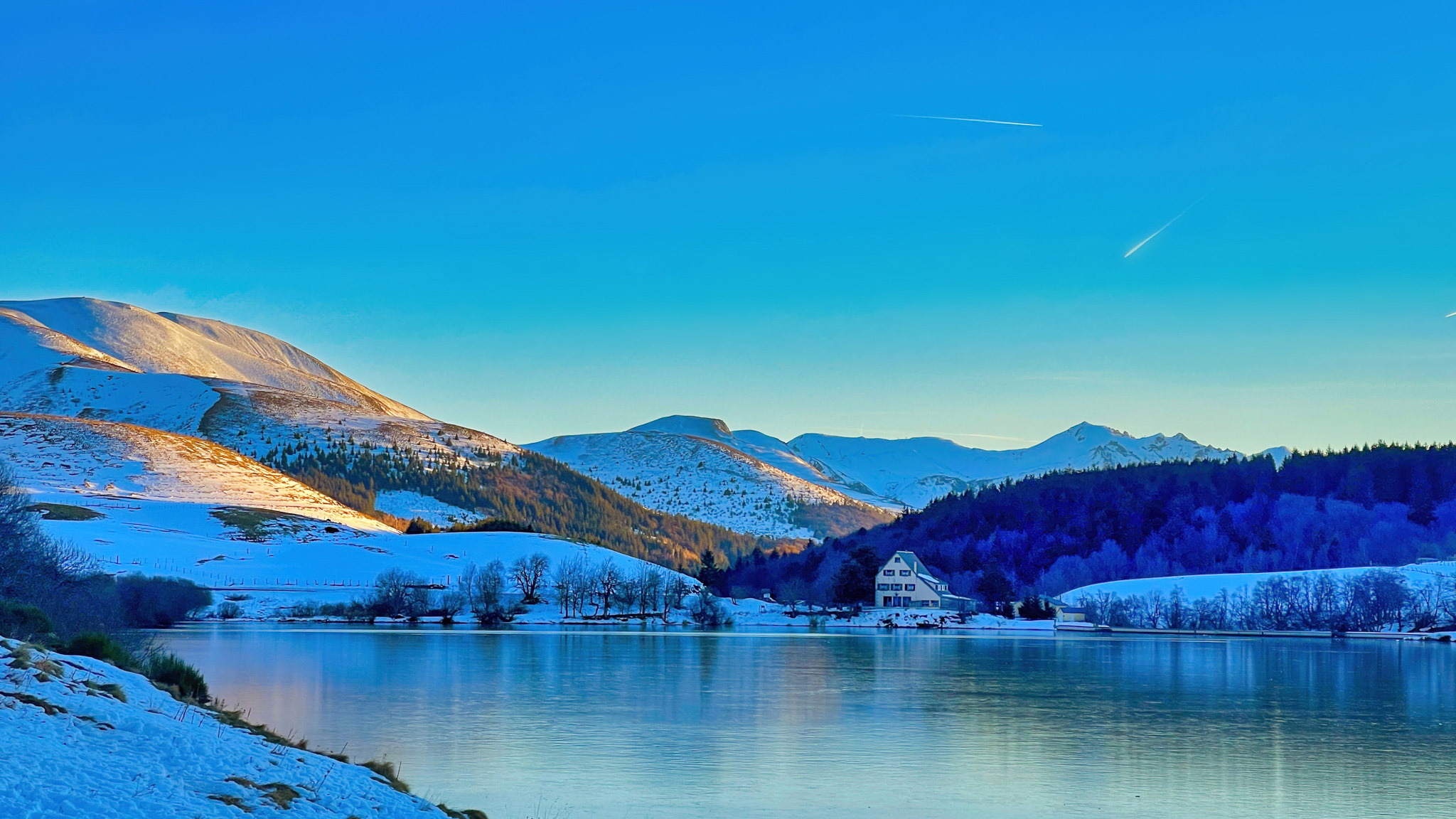 Auberge de Guéry : Charme et Délices au Bord du Lac