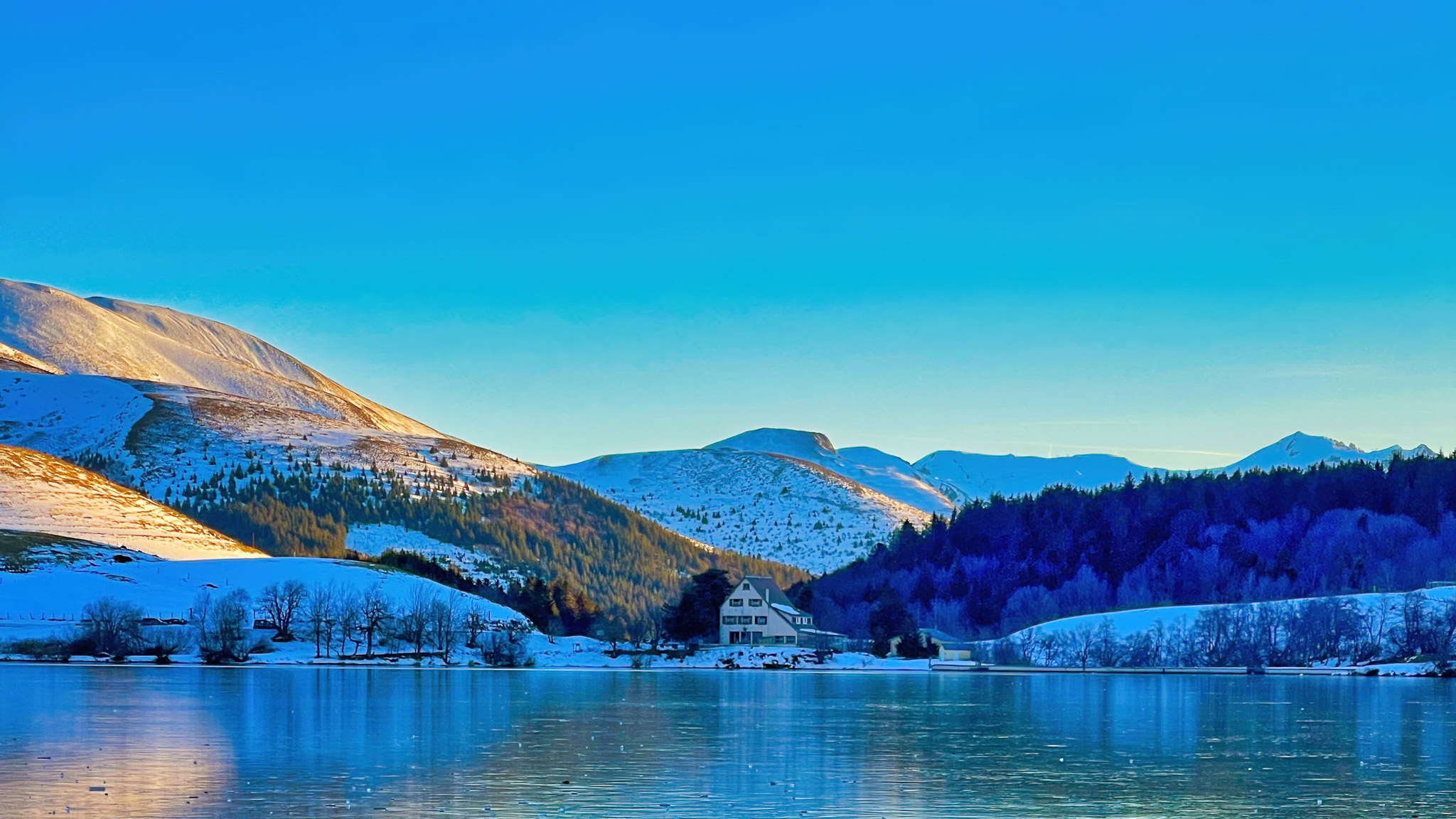 Lac de Guéry : Panorama Unique sur le Massif du Sancy, Puy de Sancy et Roc de Cuzeau