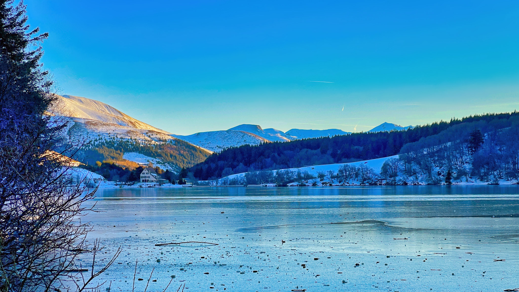 Lac de Guéry : Plus Haut Lac d'Auvergne, Splendeur et Tranquillité