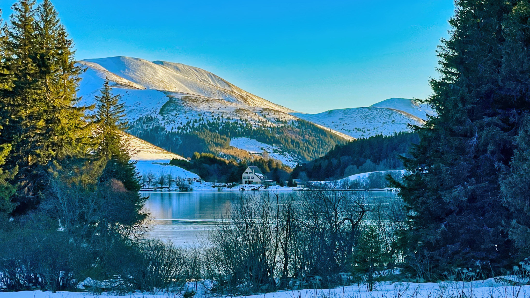 Lac de Guéry : Puy de la Tâche, Auberge de Guéry, Un Tableau Idyllique