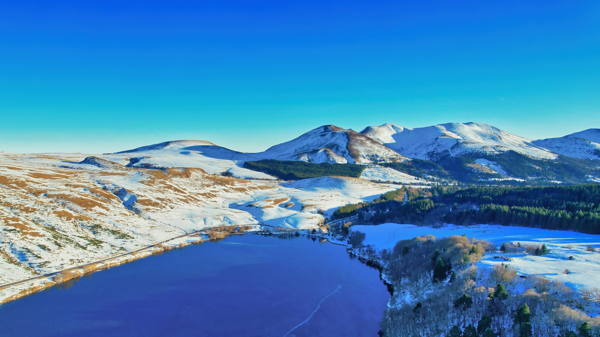 Vue Aérienne Lac de Guéry et Puy de la Tâche : Perspective Unique