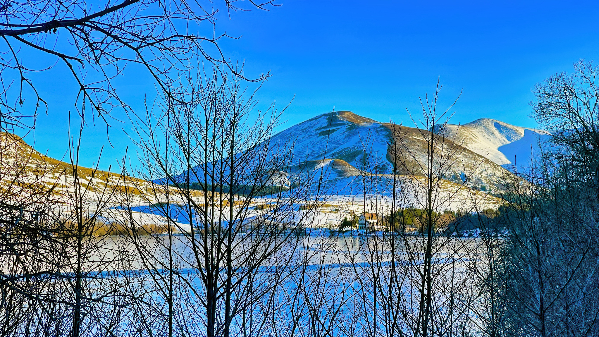 Lac de Guéry et Massif Adventif sous la Neige : Féerie Hivernale