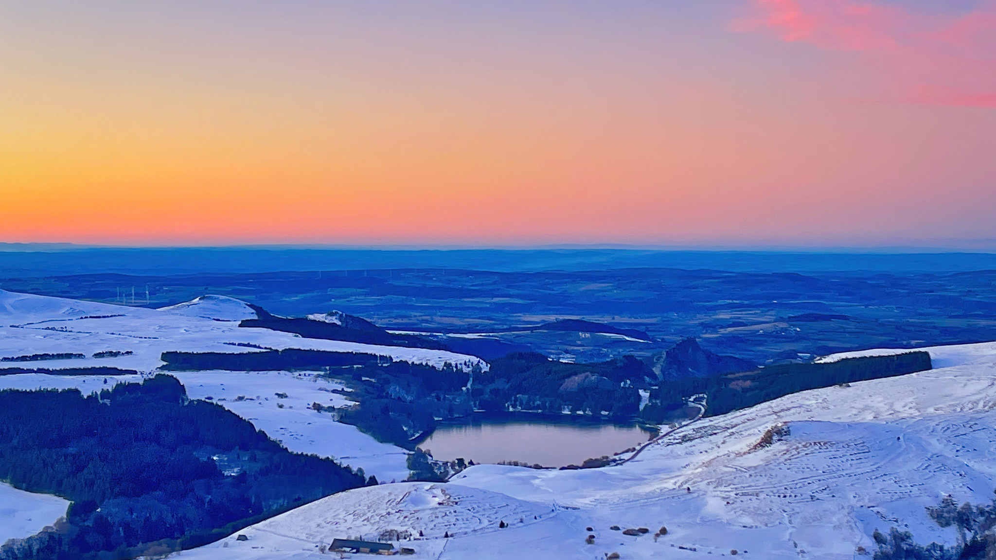 les Monts Dore, le Massif Adventif, sommet du Puy de la Tâche, vue sur le Lac de Guéry