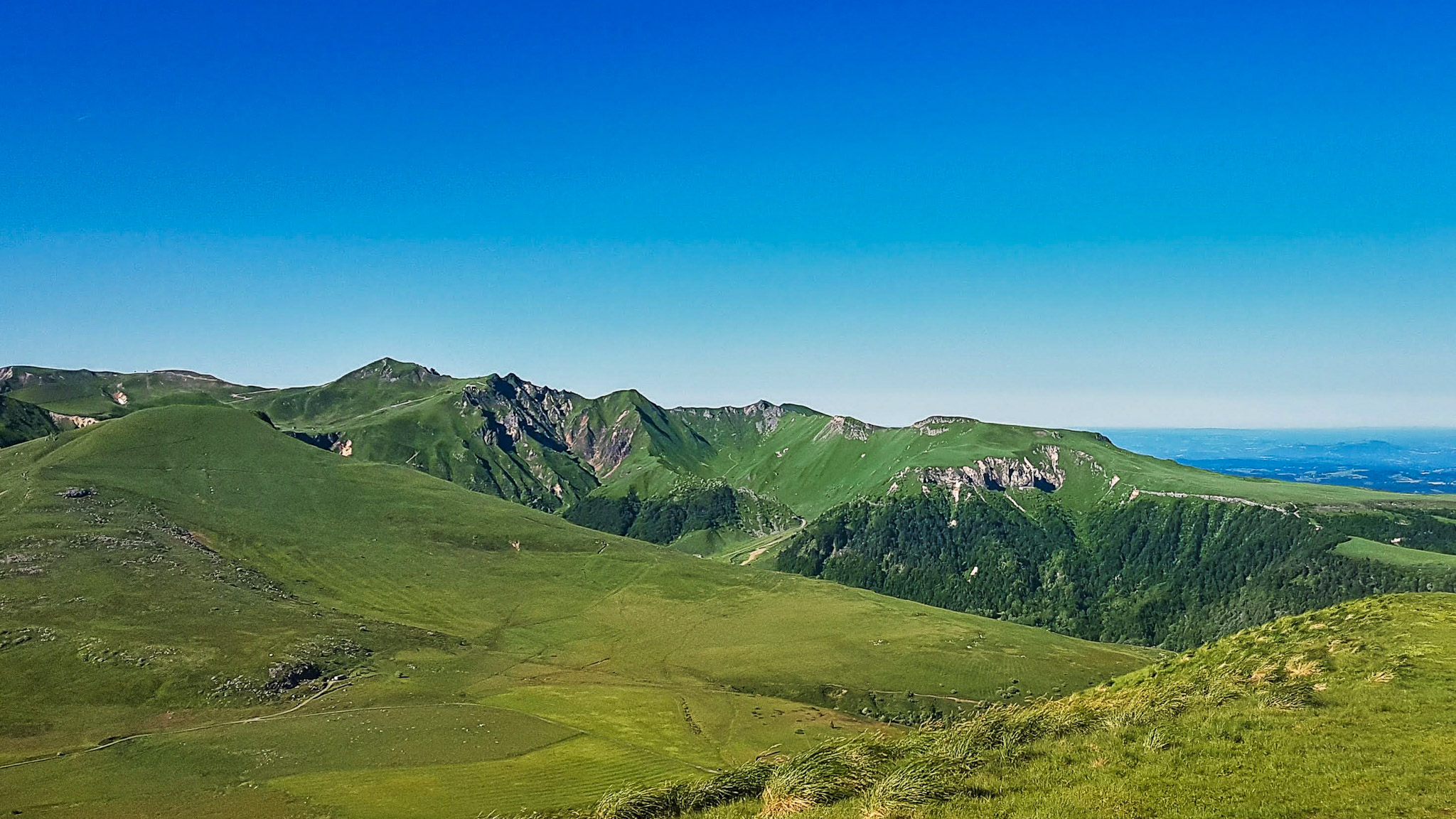 les Monts Dore, le Massif Adventif, un sommet du Puy de l'Angle, vue sur le Massif du Sancy