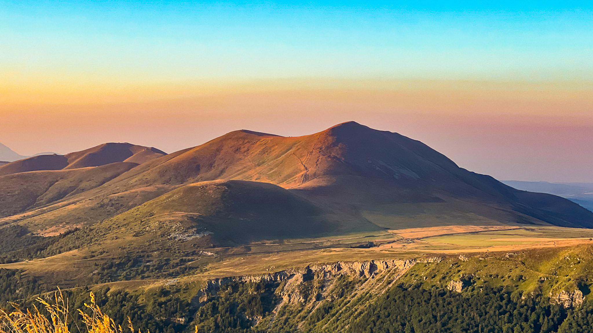 les Monts Dore, le Massif Adventif, le Puy de Barbier, le Puy de Monne, le Puy de l'Angle et le Puy de la Tâche