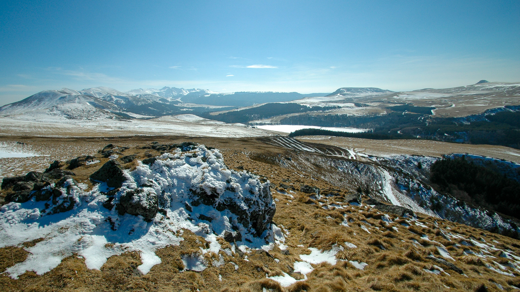 Les Monts Dore: Puy de Sancy et lac Guery vus du col de l'Ouire