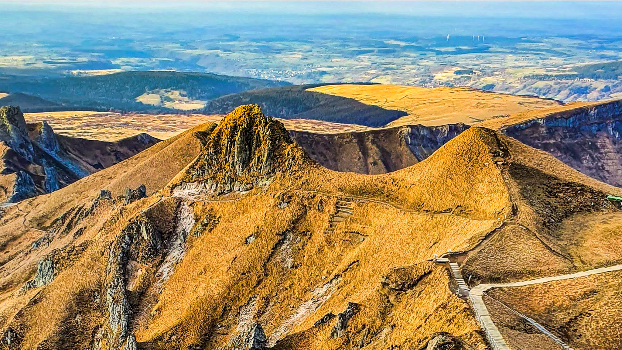 Puy de Sancy : Au Sommet, Vue Panoramique sur le Chemin des Crêtes et le Pas de l'Ane