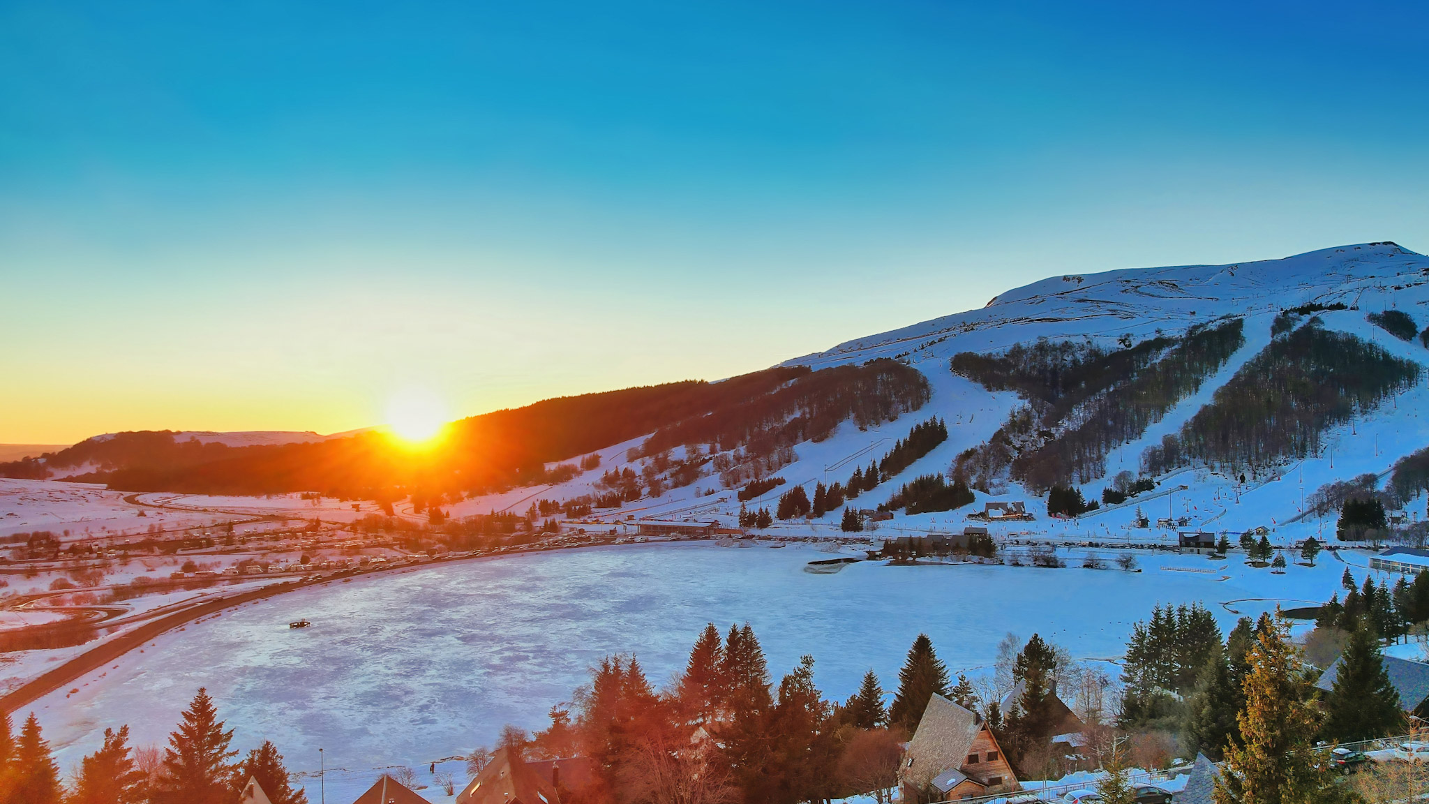 Super Besse - Coucher de Soleil Enchanté sur le Lac des Hermines