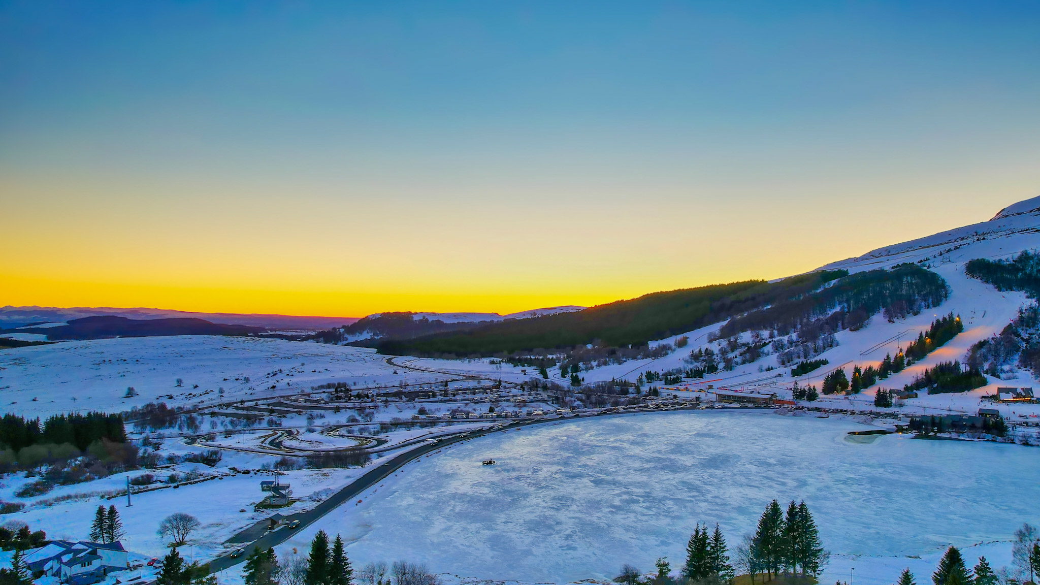 Super Besse - Coucher de Soleil Magique sur la Station