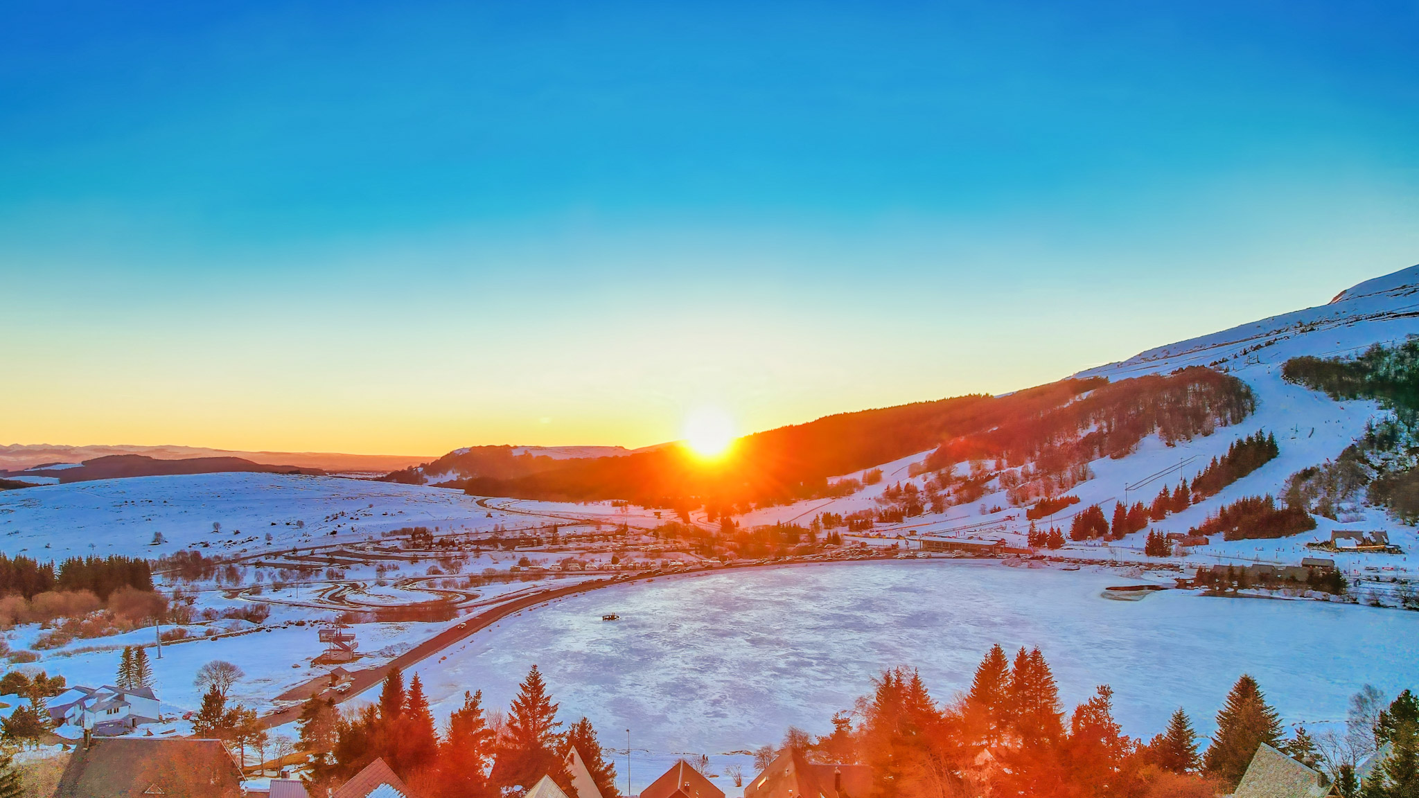 Super Besse - Coucher de Soleil Romantique sur le Lac des Hermines Gelé