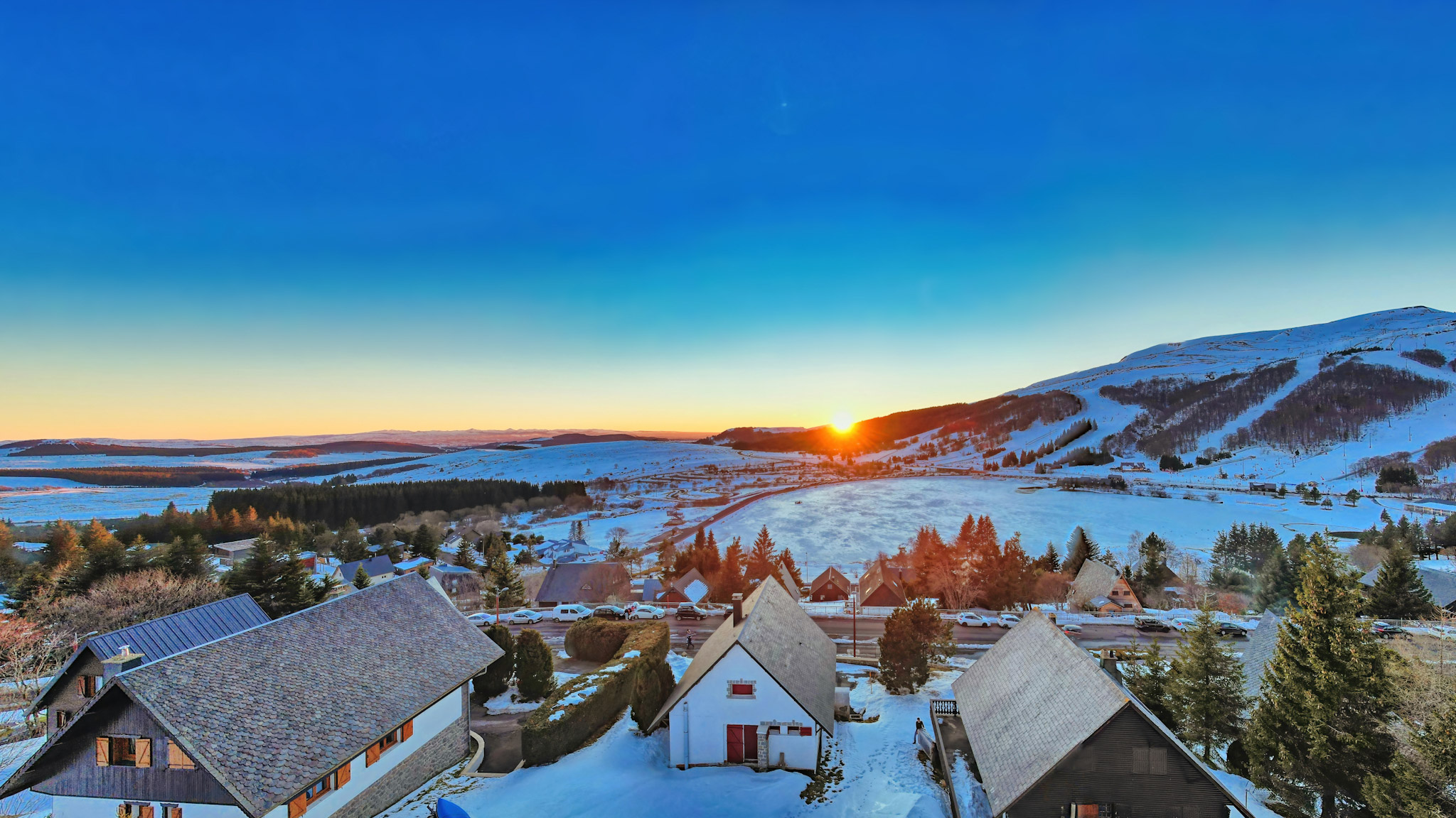 Super Besse - Coucher de Soleil sur la Campagne Auvergnate