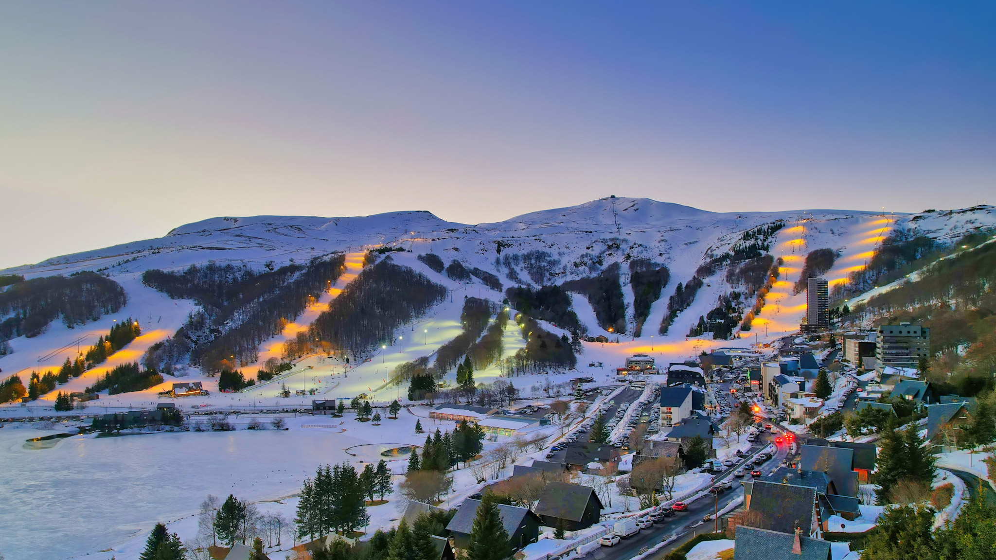 Super Besse - Coucher de Soleil sur la Station de Sports d'Hiver