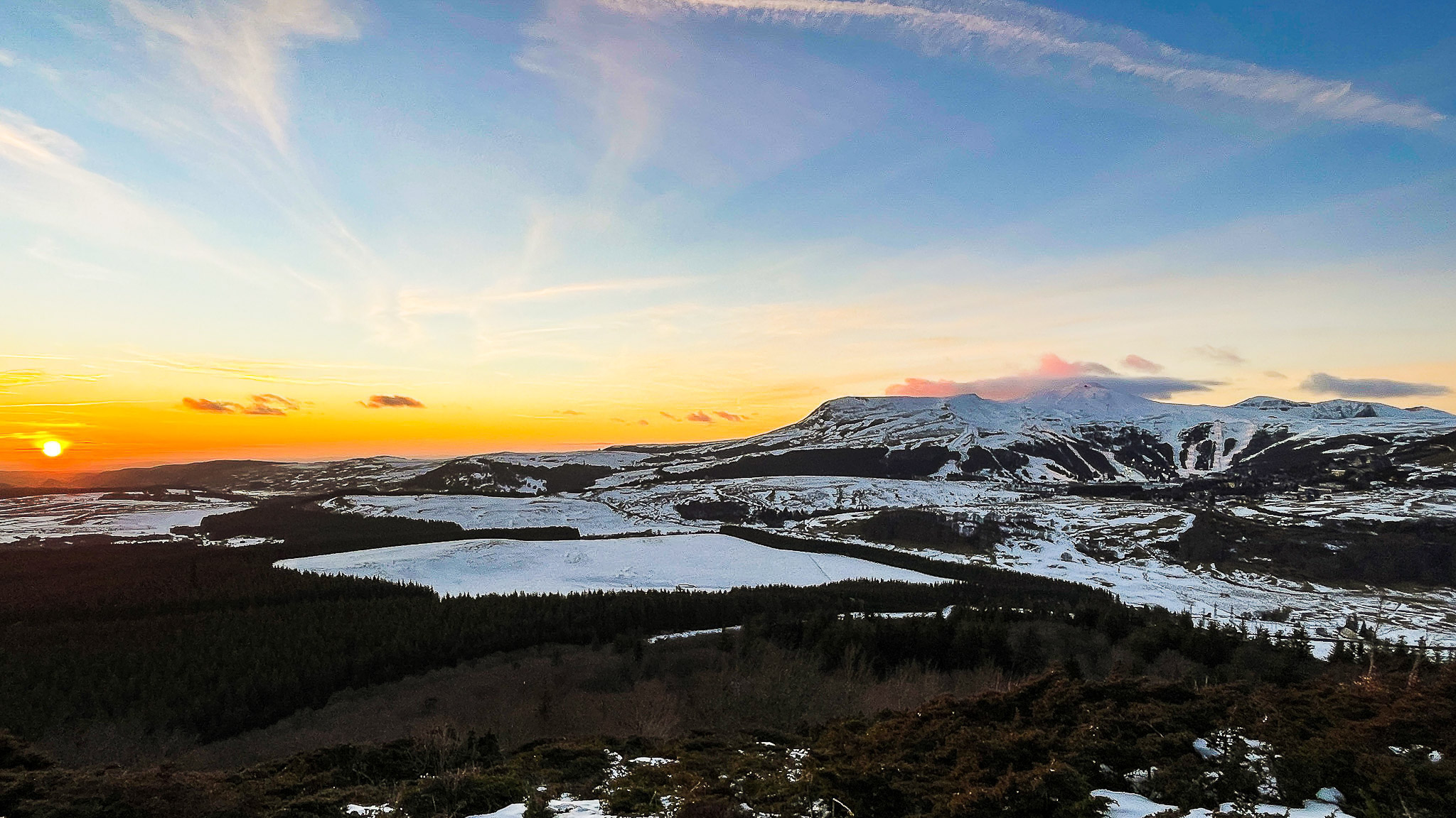 Puy de Montchal : Un Coucher de Soleil Magique sur les Paysages Auvergnats