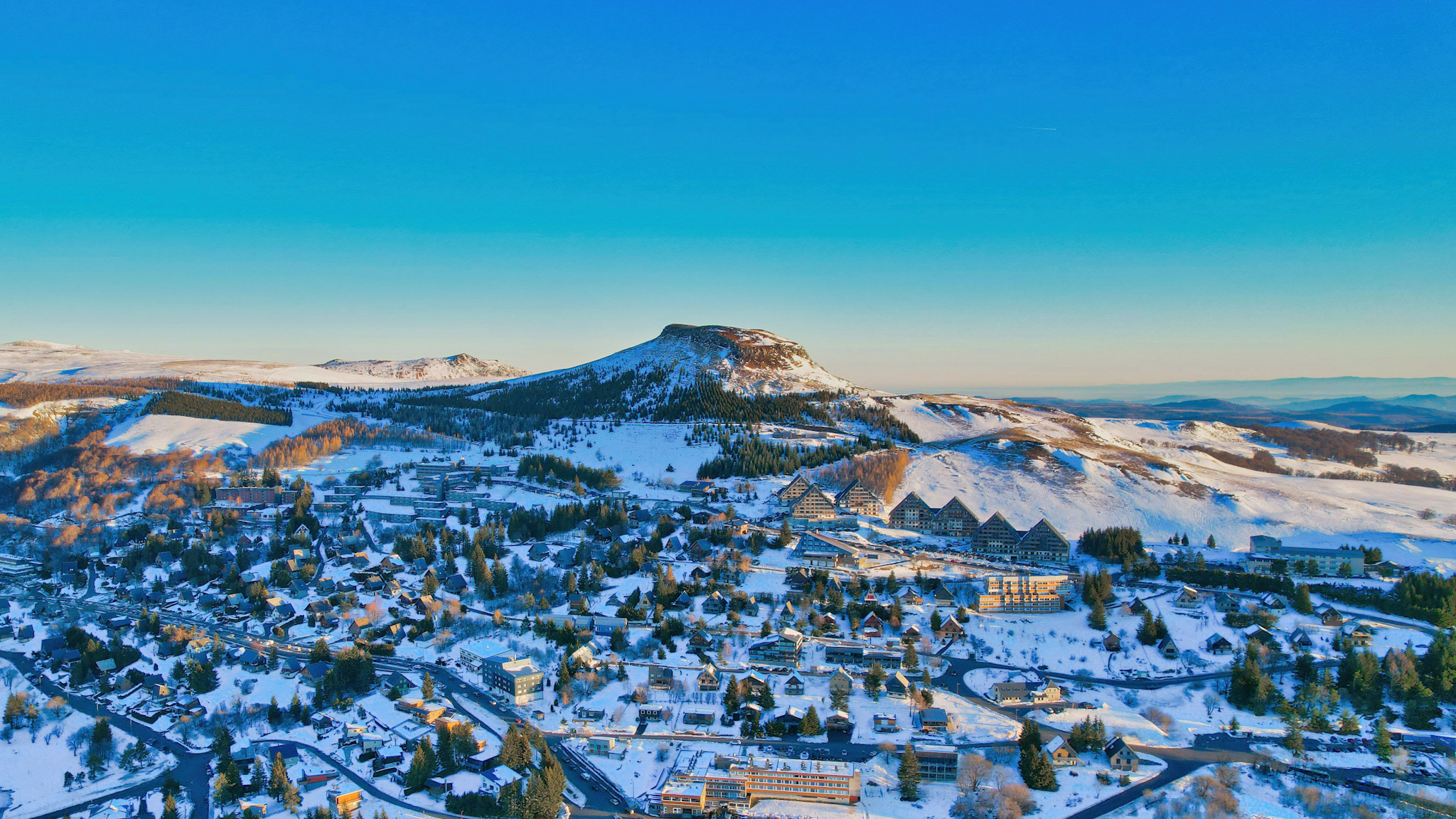 Super Besse : un village de chalets authentique au pied du majestueux Puy du Chambourguet.