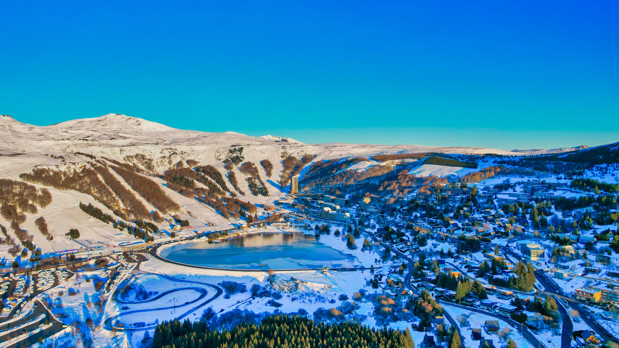 Super Besse, station de ski incontournable du Puy-de-Dôme : des pistes enneigées pour tous les niveaux.