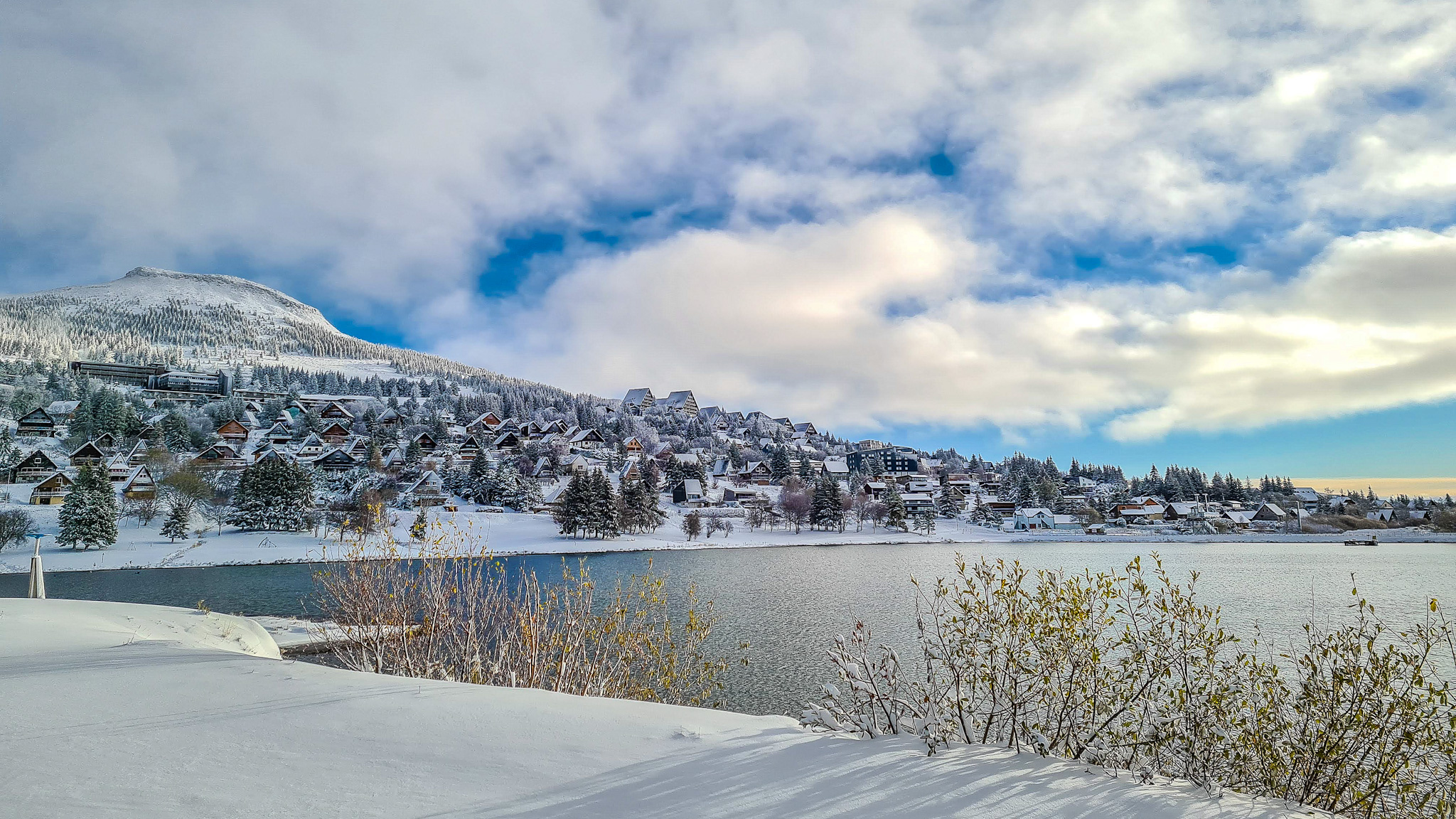 Super Besse : un village de chalets pittoresque au bord du paisible Lac des Hermines.