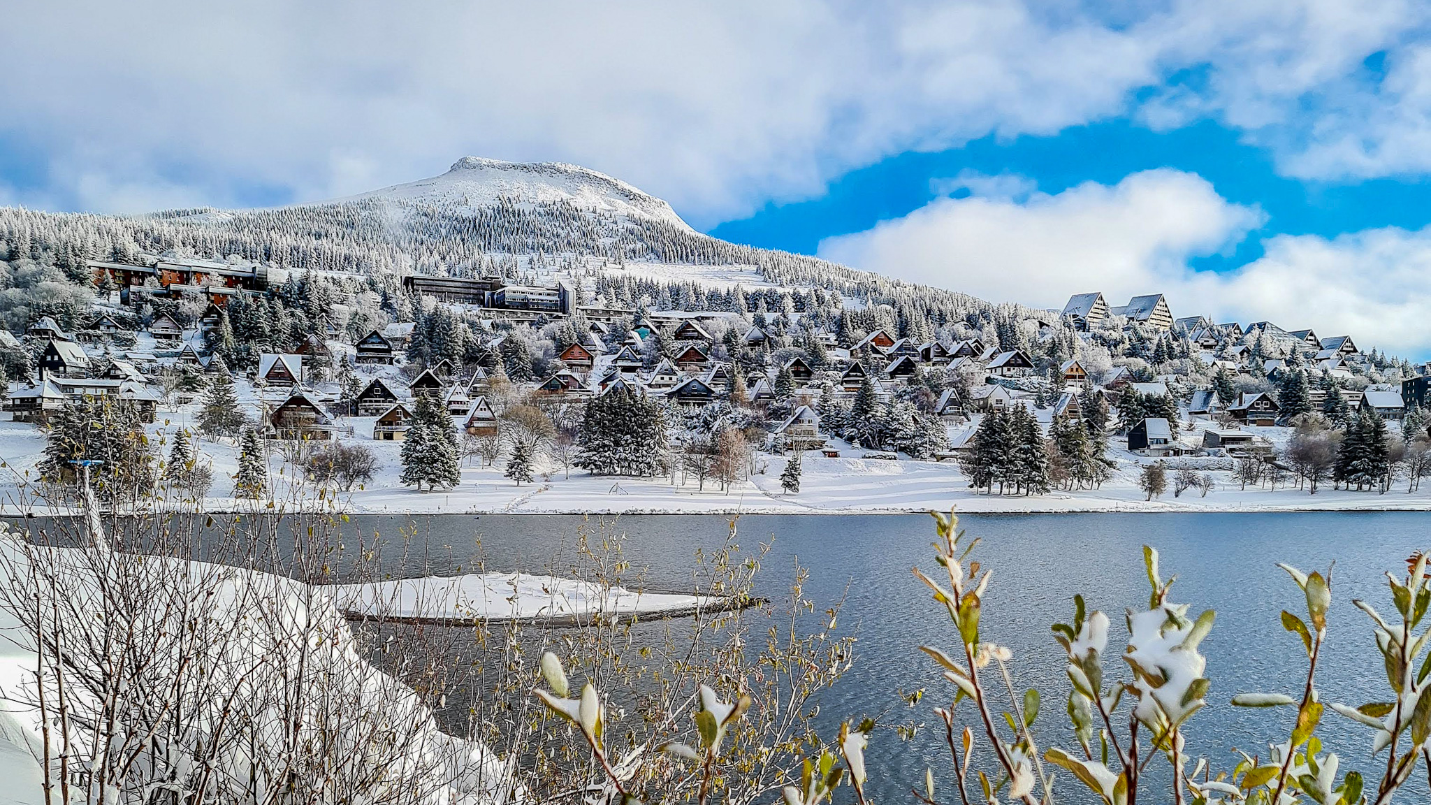 Super Besse : un village de chalets charmant au pied du Puy du Chambourguet, point culminant du Massif du Sancy.