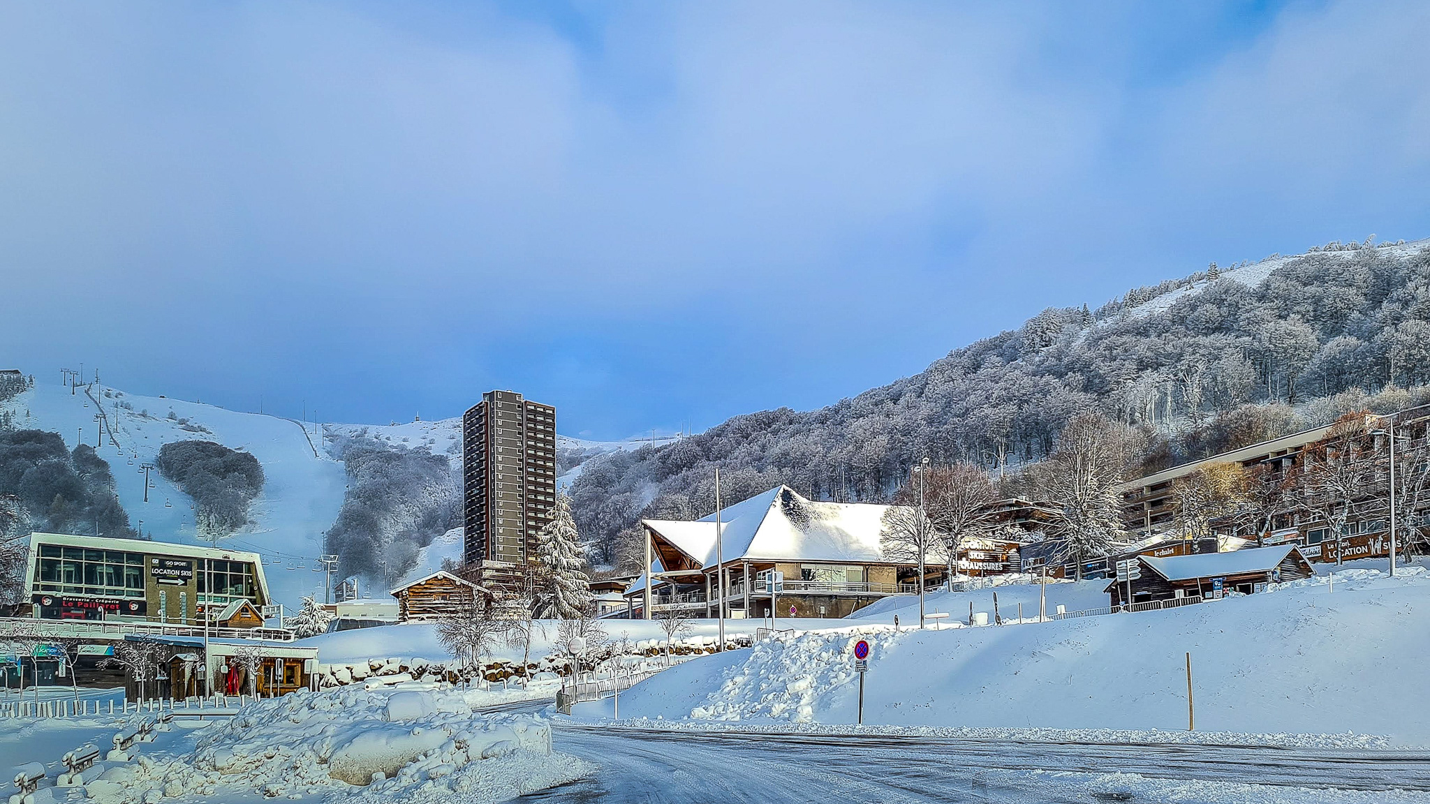 Super Besse : découvrez le charme du centre-ville, avec ses boutiques, ses restaurants et ses animations.