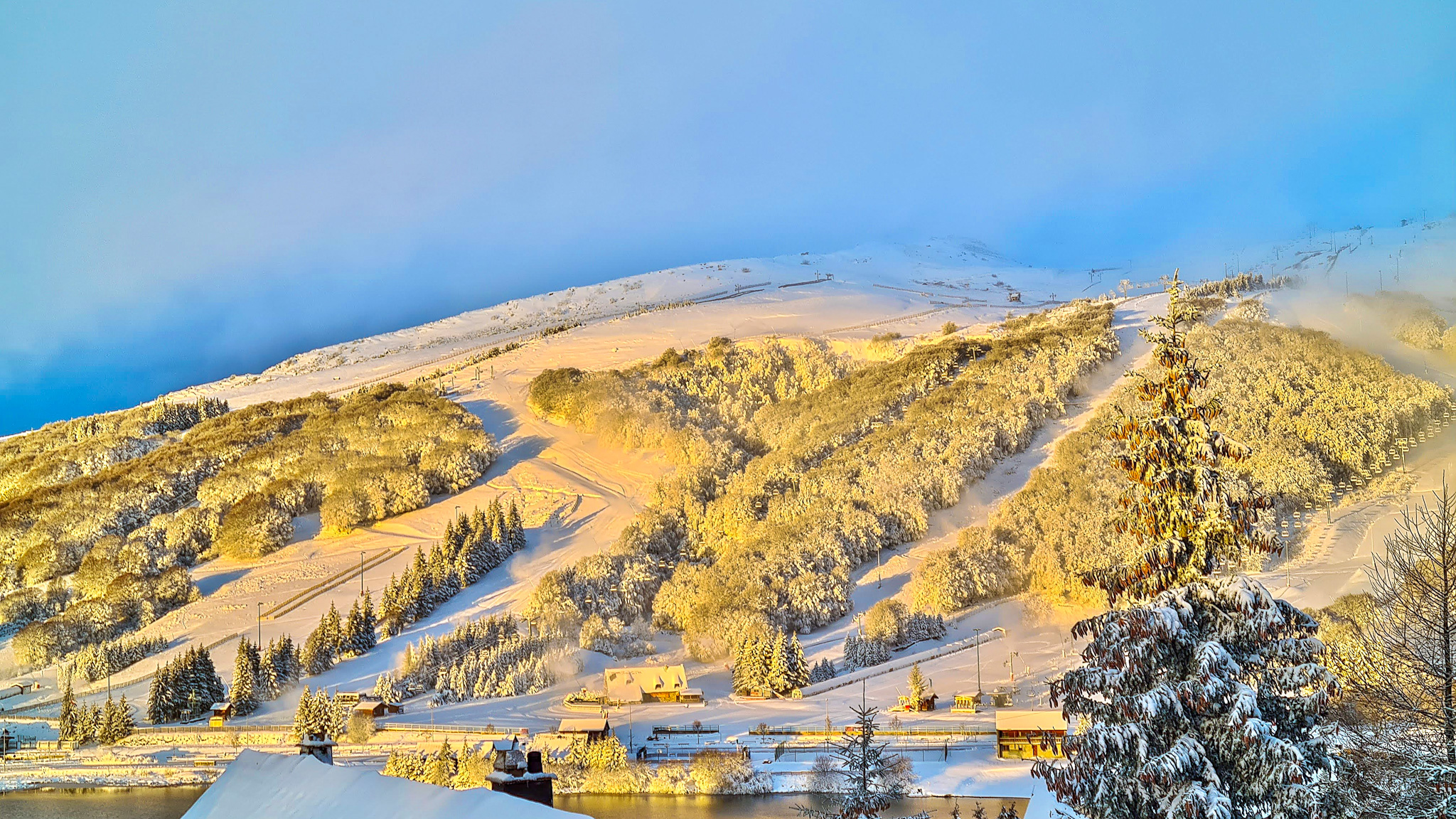 Super Besse : Lever de Soleil Doré sur les Pistes