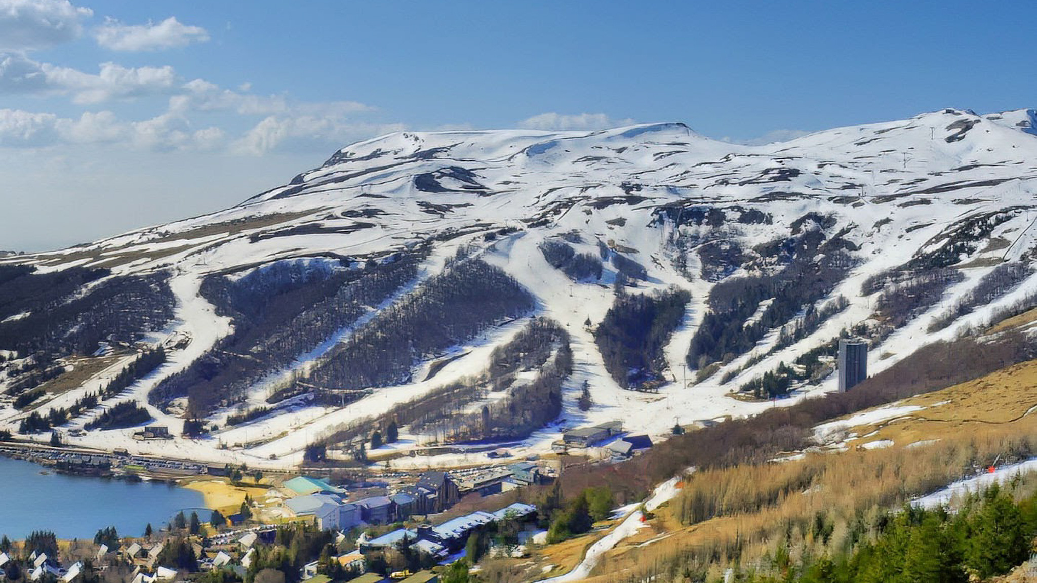 Super Besse : Du Sommet du Puy du Chambourguet, admirez la station de ski et ses pistes enneigées.