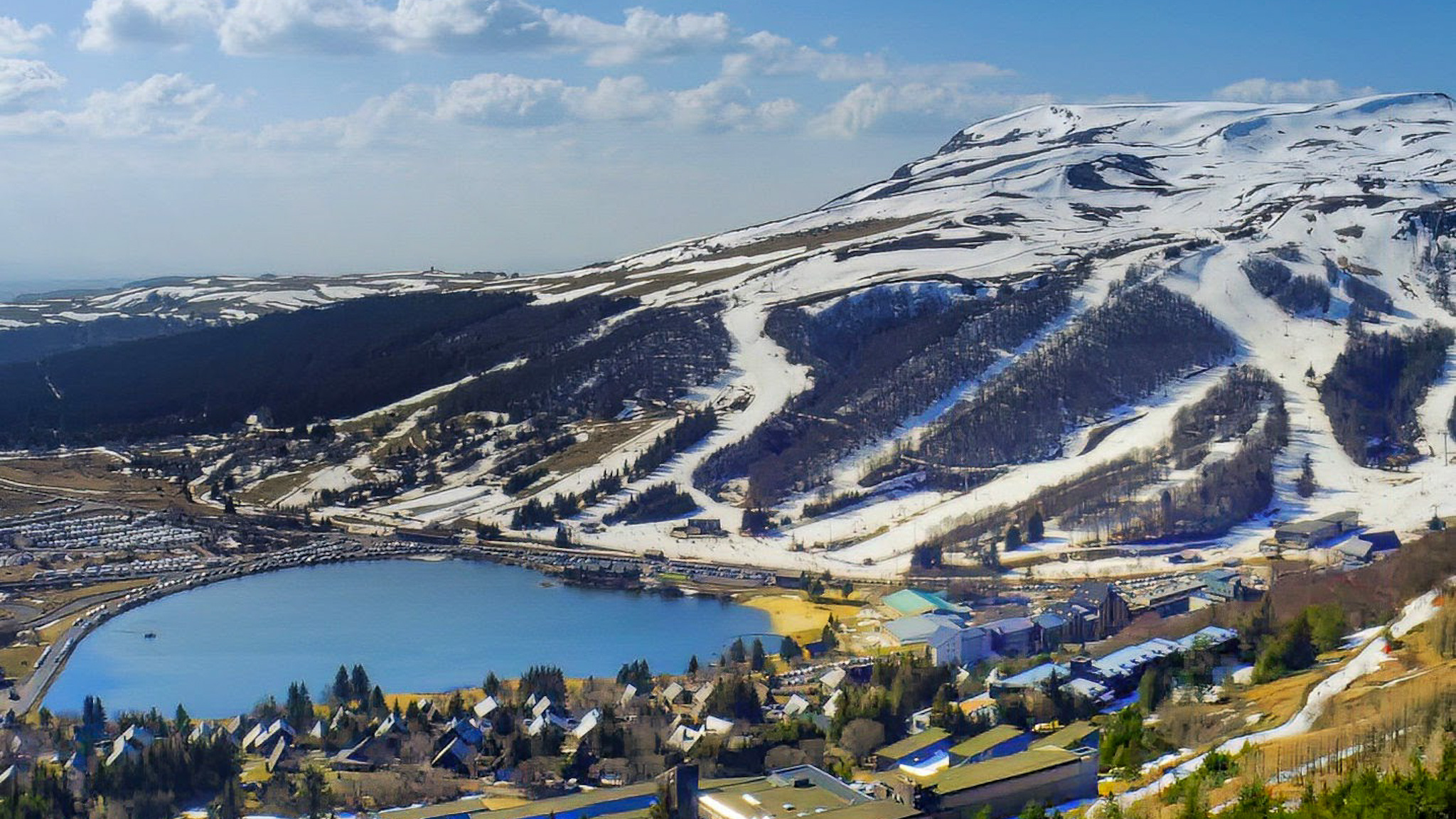 Super Besse : Au Sommet du Puy de Chambourguet, un panorama grandiose s'offre à vous.