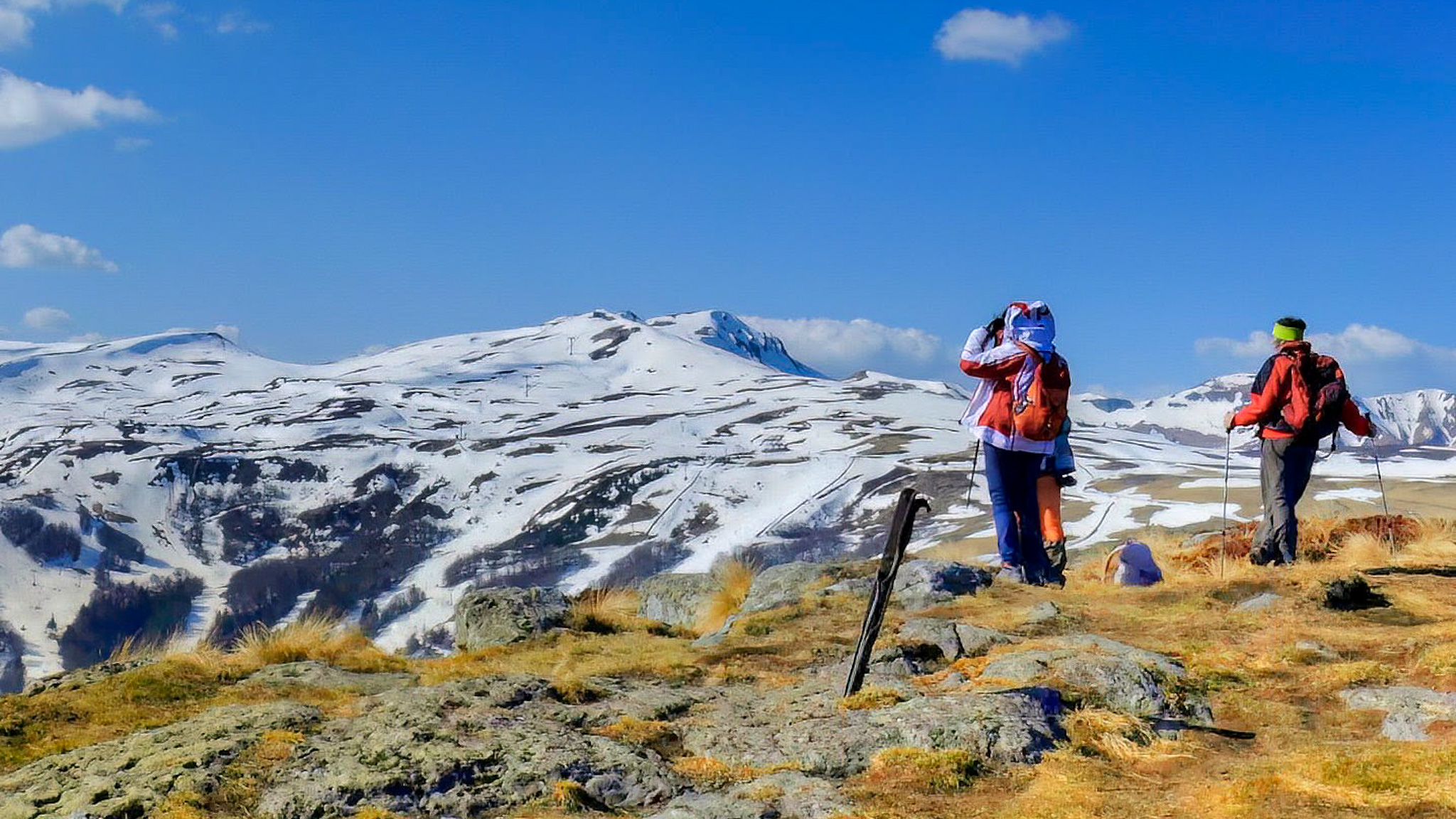 Super Besse : Du Sommet du Puy de Chambourguet, un panorama époustouflant s'offre à vous, avec le Puy de la Perdrix en toile de fond.