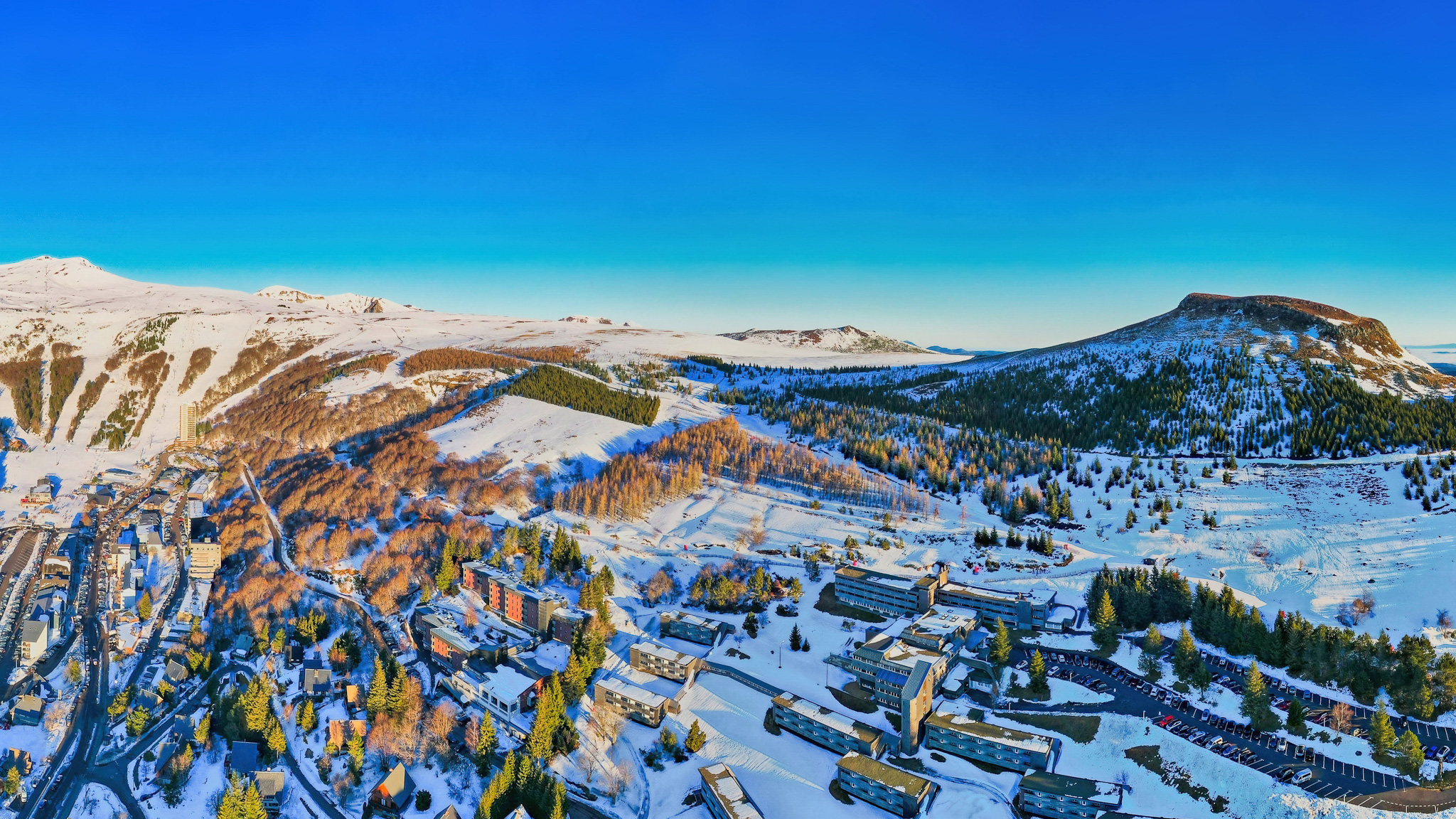 Super Besse : Le Puy de Chambourguet surplombe la station de ski, offrant un panorama unique.