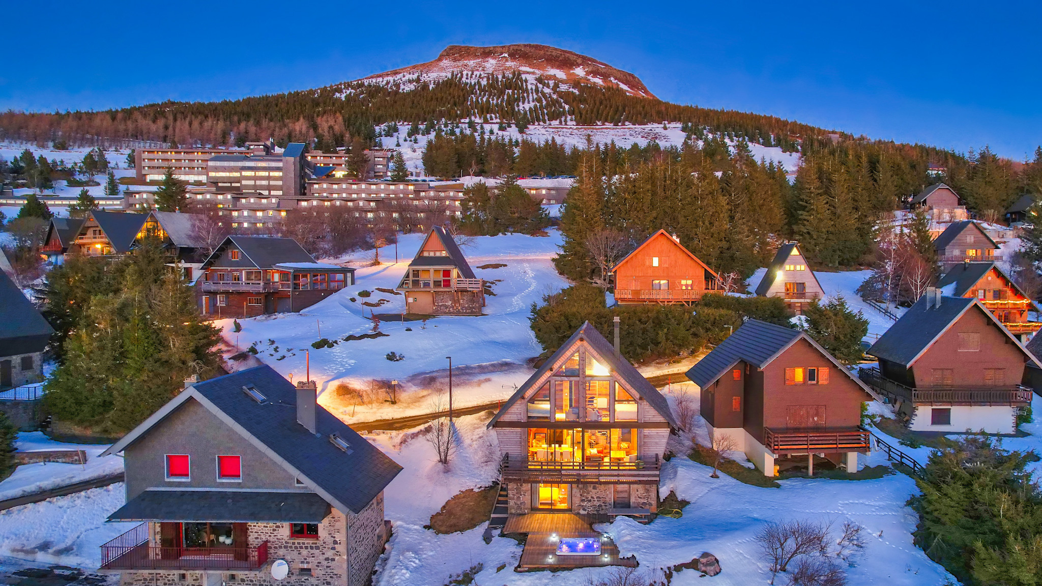 Super Besse : Chalets Cosy au Pied du Puy de Chambourguet, un séjour au cœur de la nature.