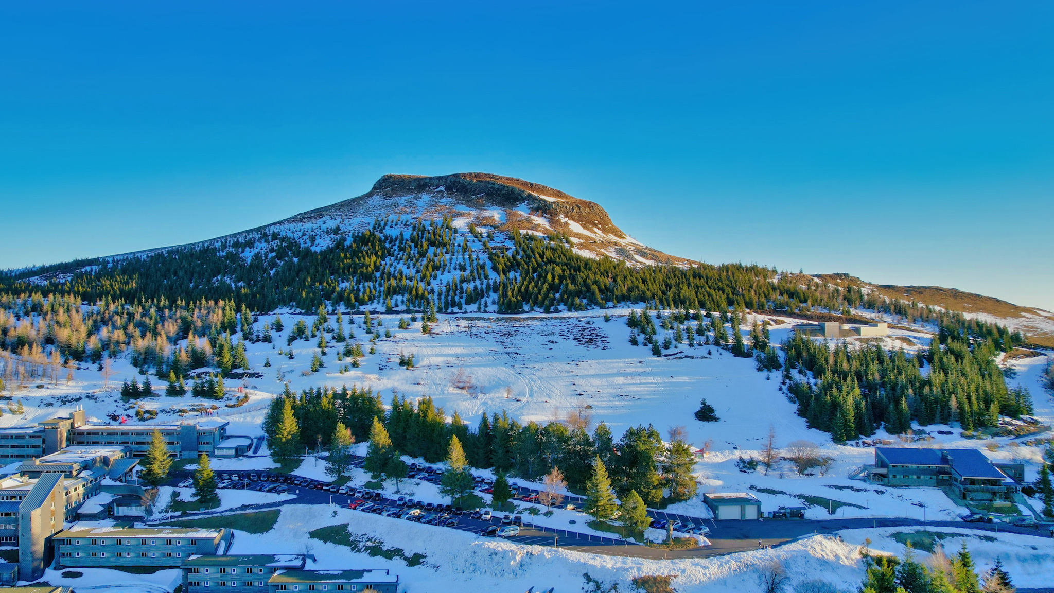 Super Besse : A la découverte du majestueux Puy de Chambourguet.