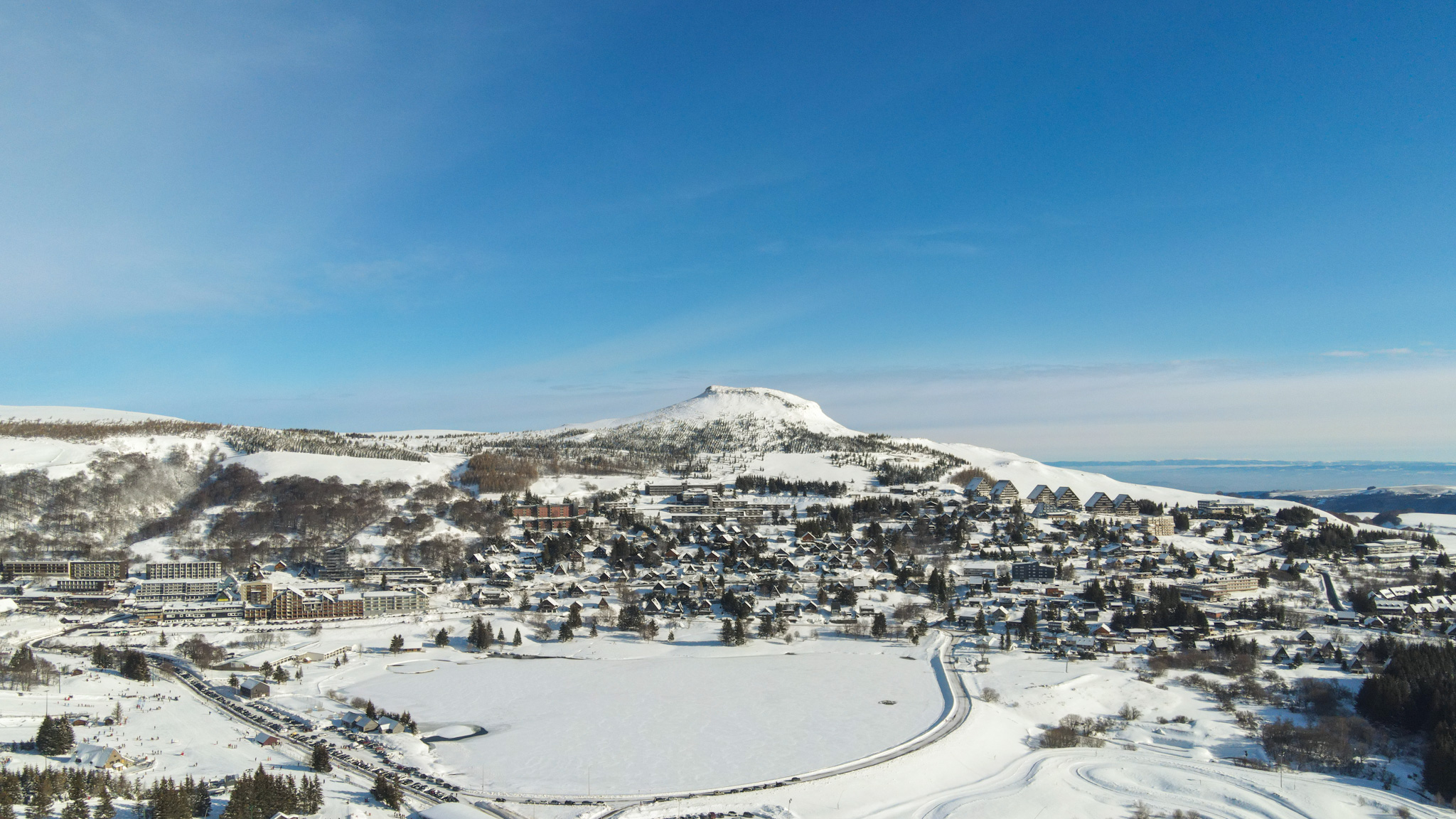 Super Besse : Le Puy de Chambourguet domine la station de ski, offrant un cadre unique.