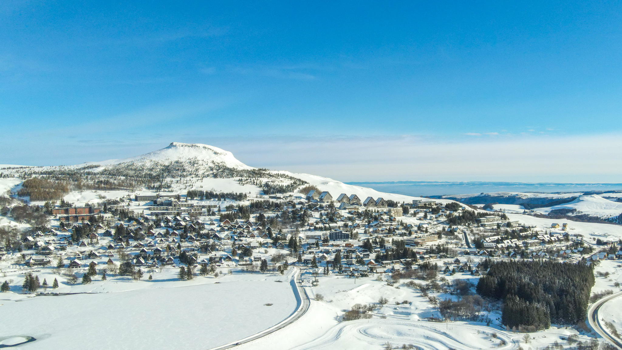 Super Besse : Le Puy de Chambourguet surplombe la station de sports d'hiver, un paysage grandiose.