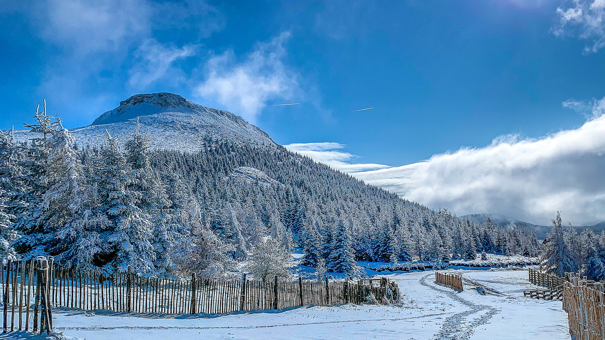 Super Besse : Depuis la piste Bois Joli, admirez le Puy de Chambourguet, un spectacle grandiose.