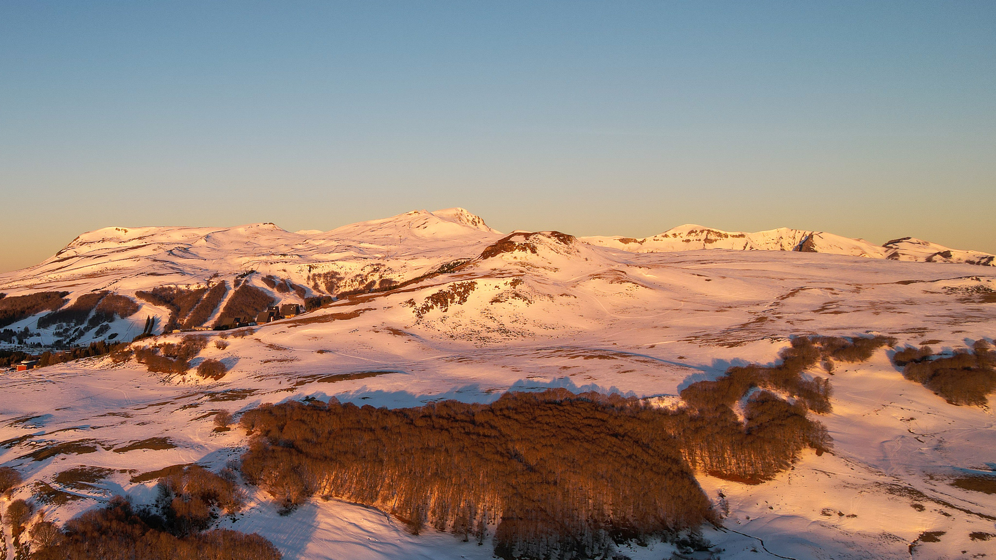 Super Besse : Depuis le Lac Pavin, contemplez le Puy de Chambourguet, un paysage enchanteur.