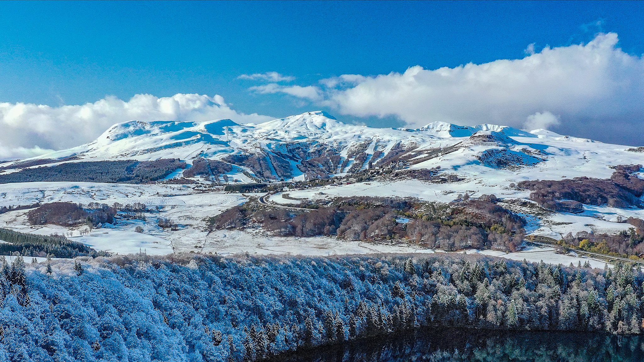 Super Besse : Depuis le Lac Pavin, un panorama unique sur le Puy du Chambourguet vous attend.