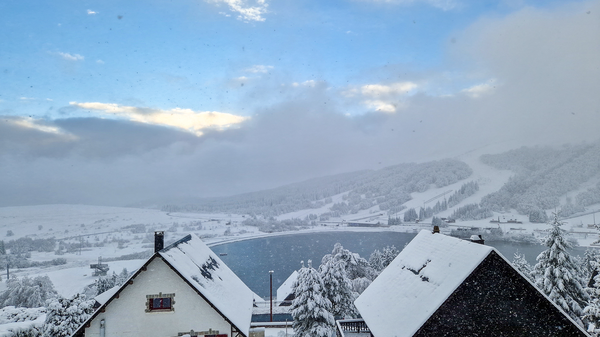 Après les chutes de neige, découvrez le Chalet Ma Cambuse à Super Besse.