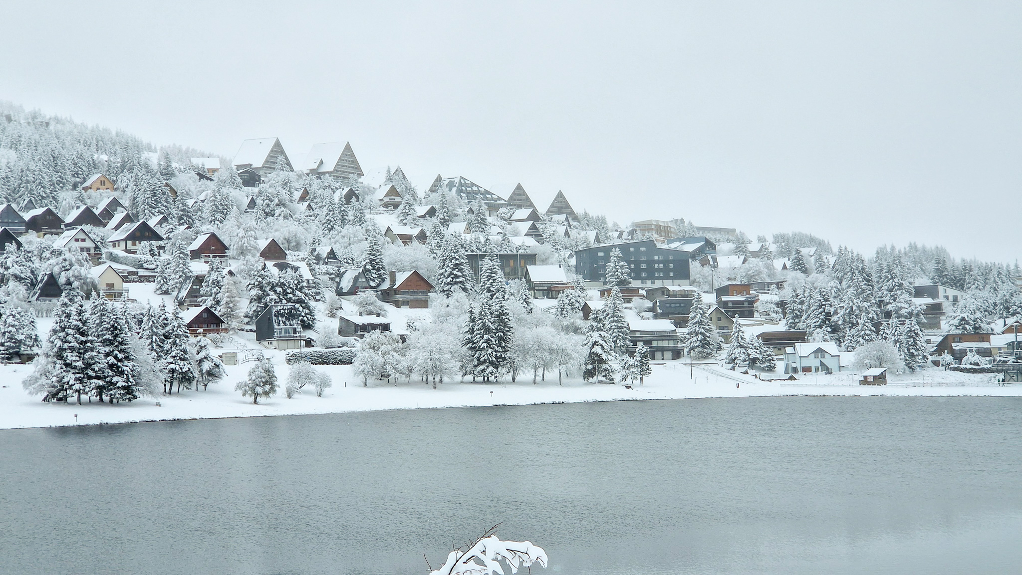 Super Besse - Féerie du Village de Chalets Enneigé