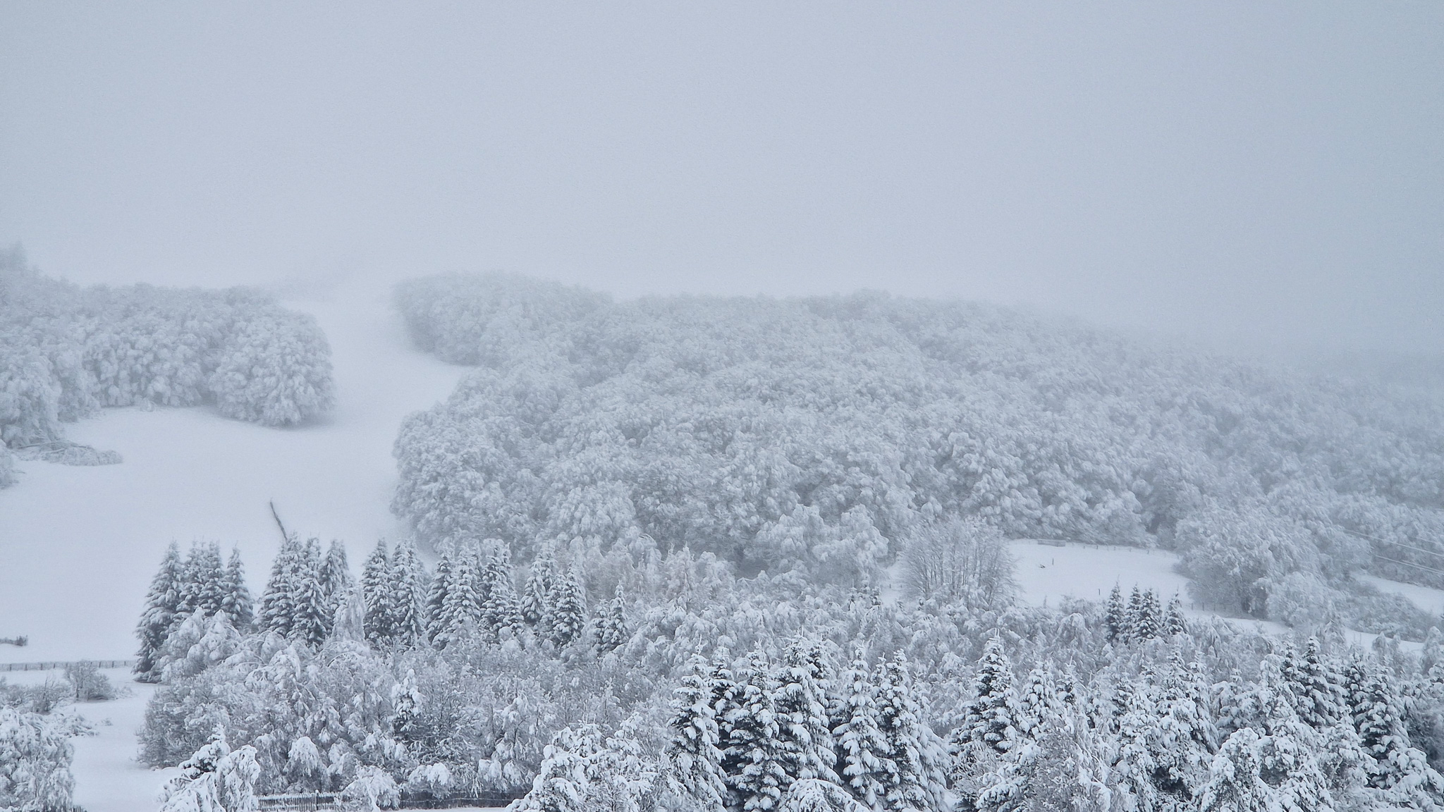 Super Besse : Premières Neiges sur la Station de Ski - Début de Saison Magique