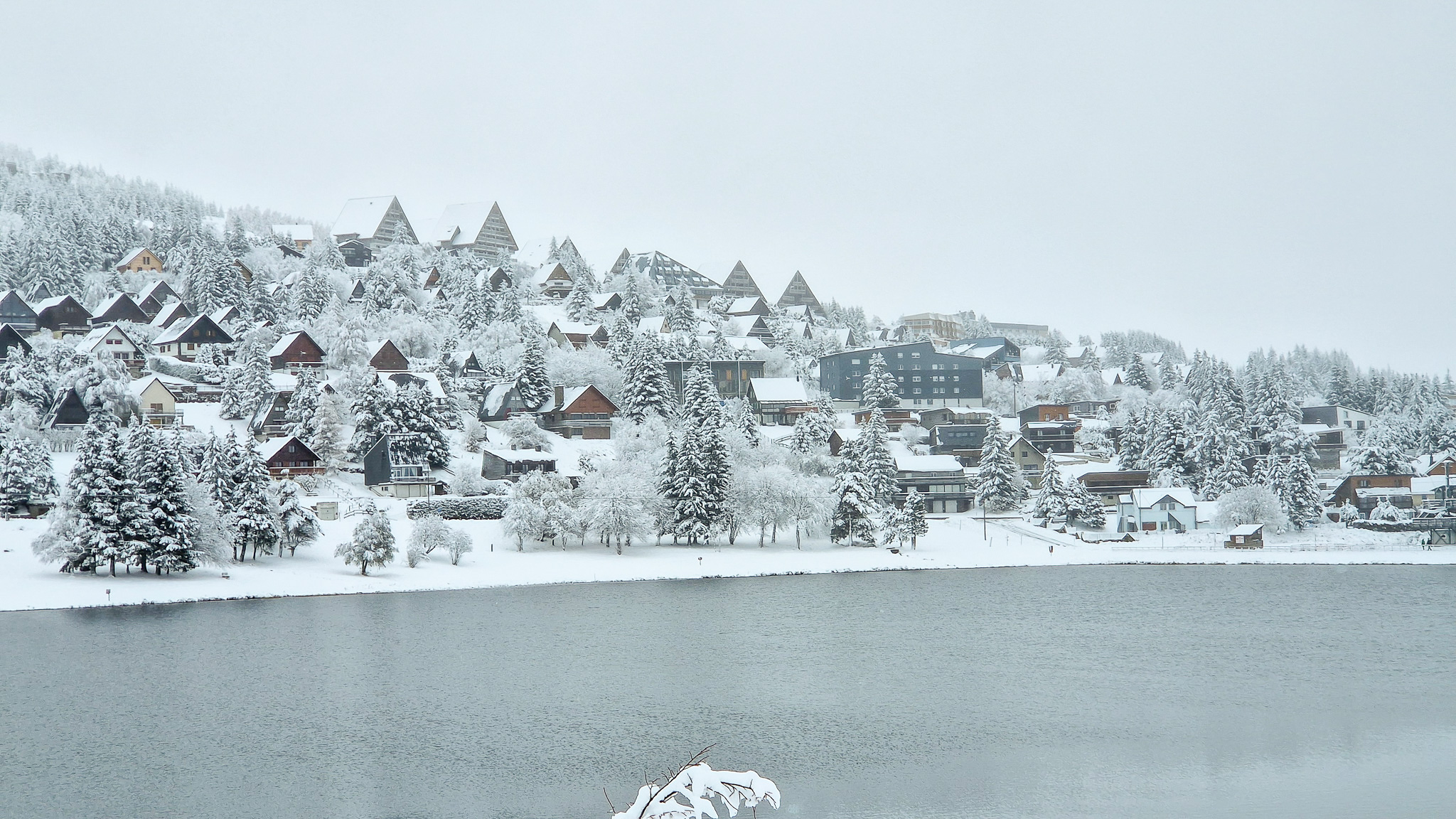 Super Besse : Village de Chalets Enneigé - Un Paysage Féerique