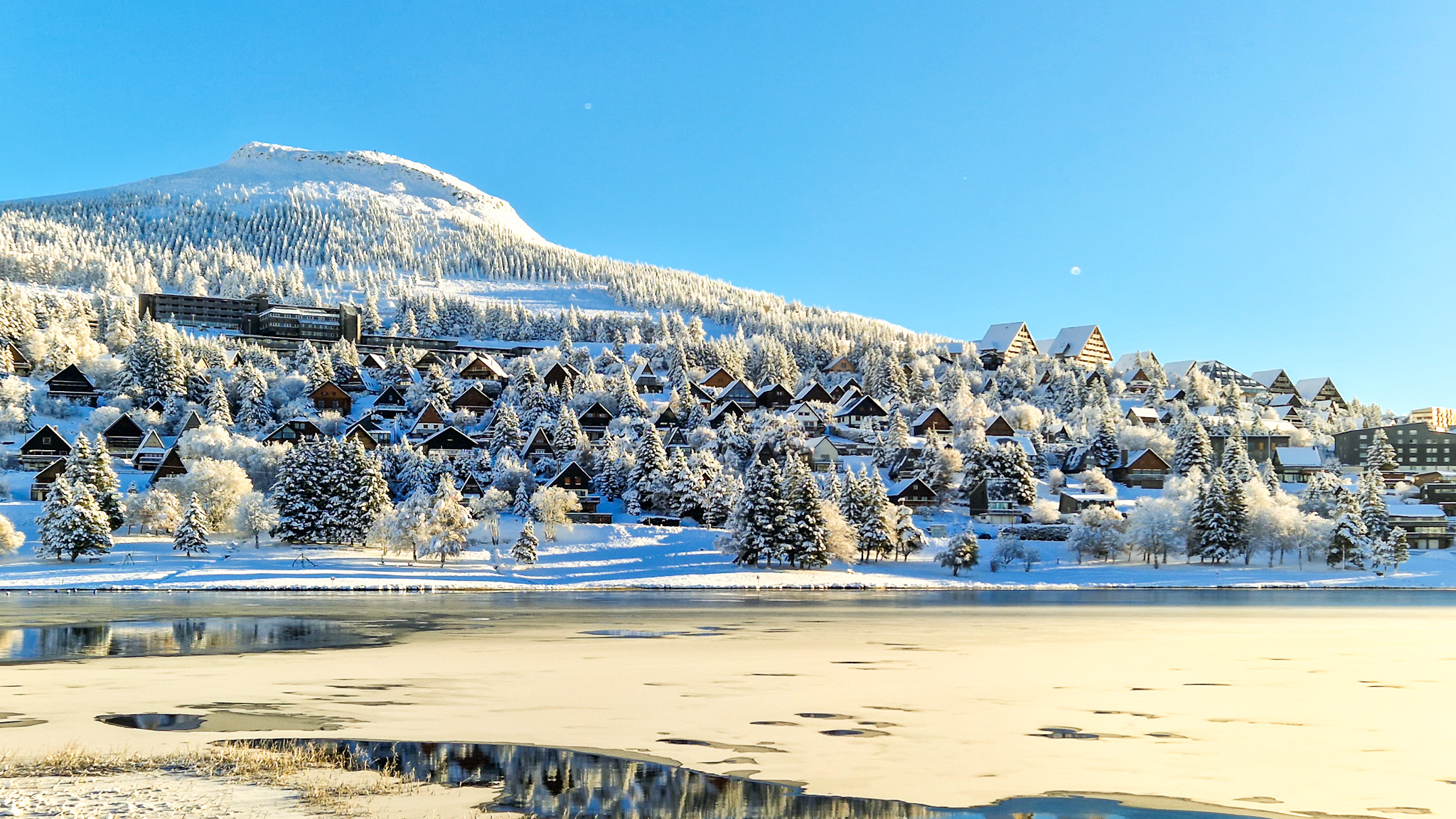 Super Besse : Village de Chalets Illuminé par le Soleil Levant