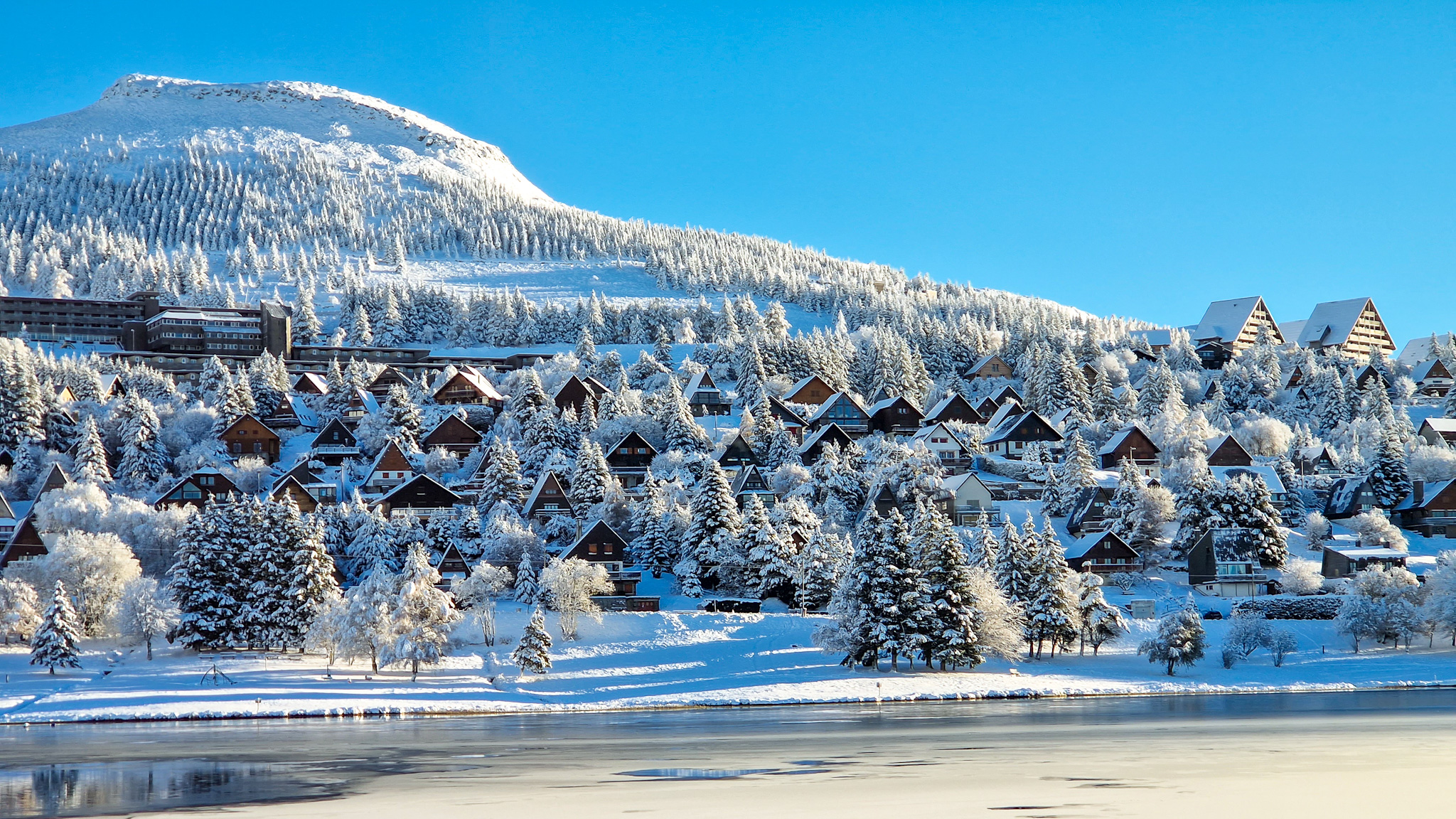 Super Besse - Lever de Soleil Magique sur le Village de Chalets